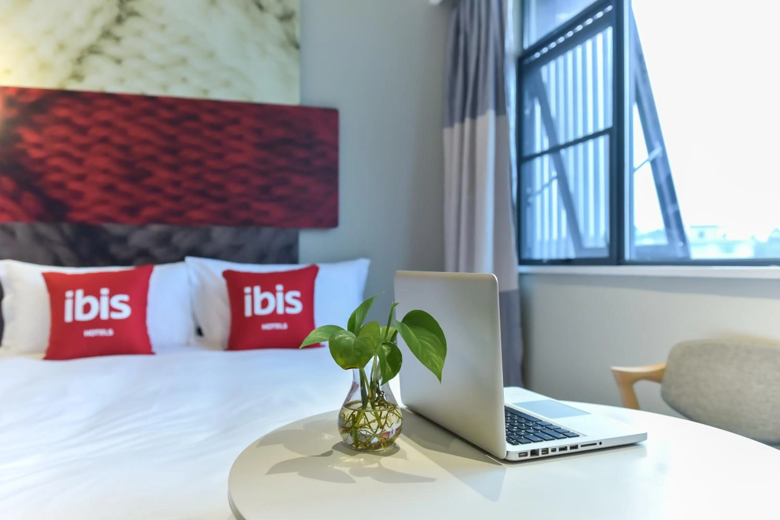 Bed in Ibis Guangzhou Pazhou International Exhibition Center Hotel