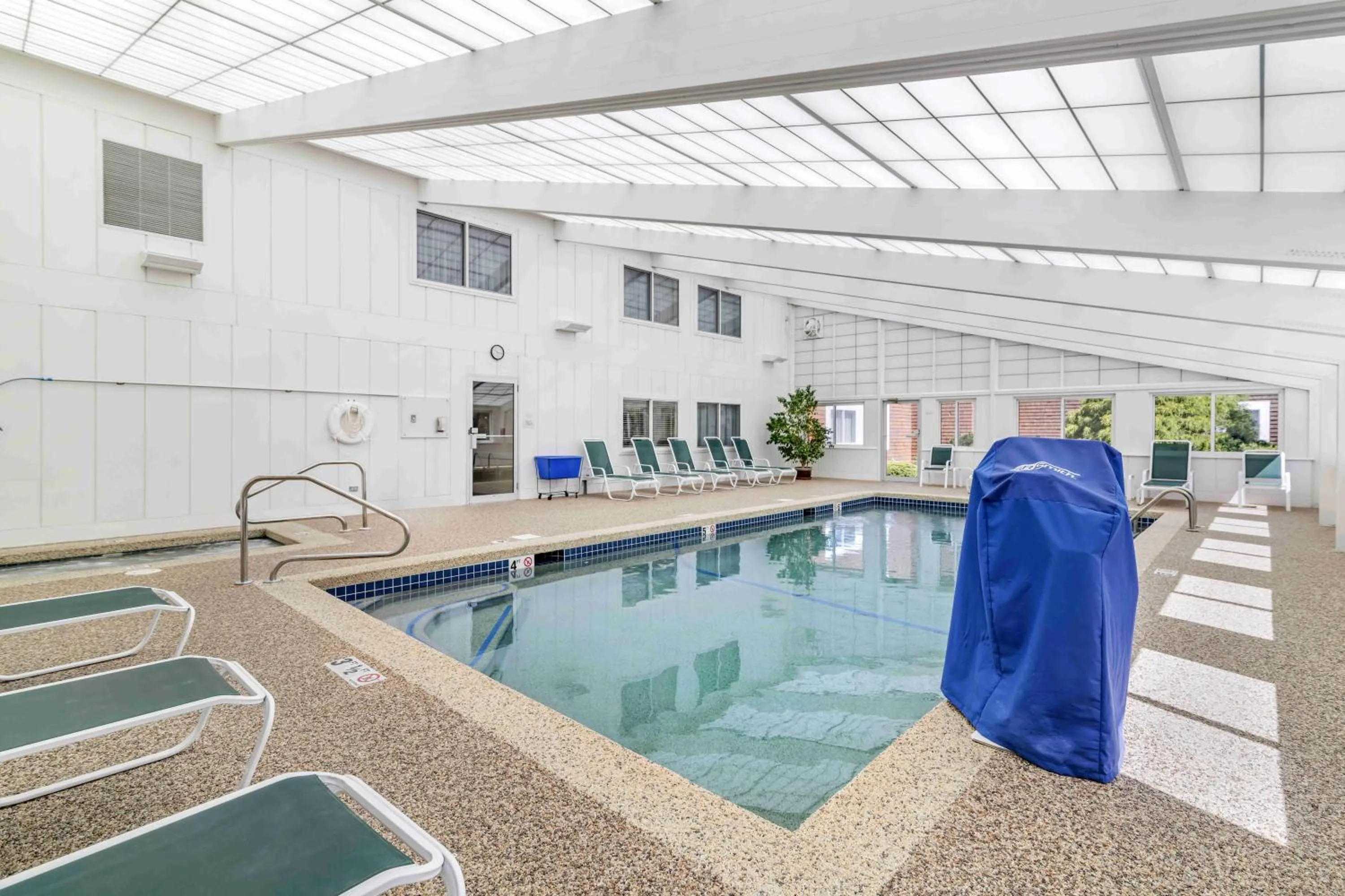 Swimming pool in Juniper Hill Inn