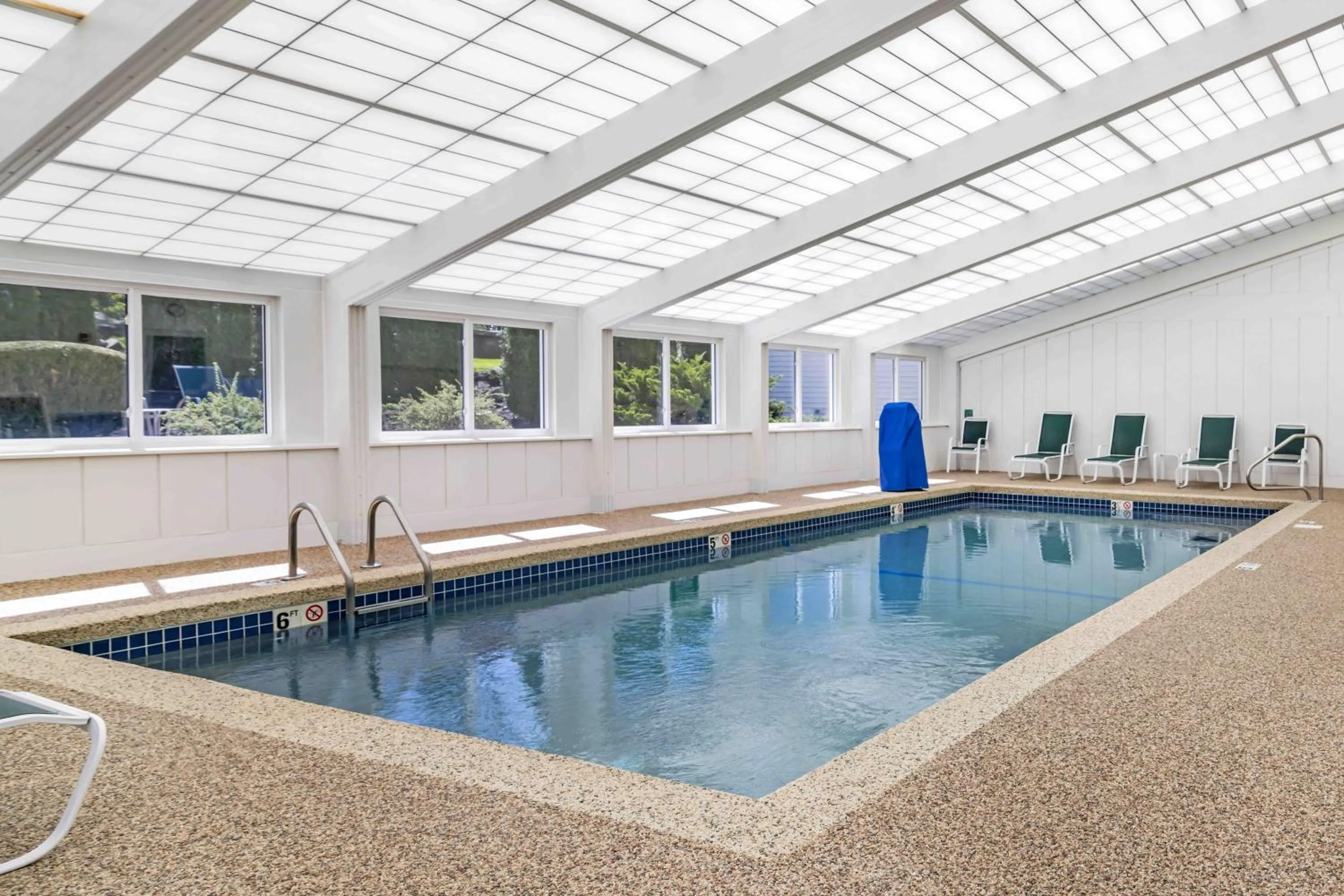 Swimming pool in Juniper Hill Inn