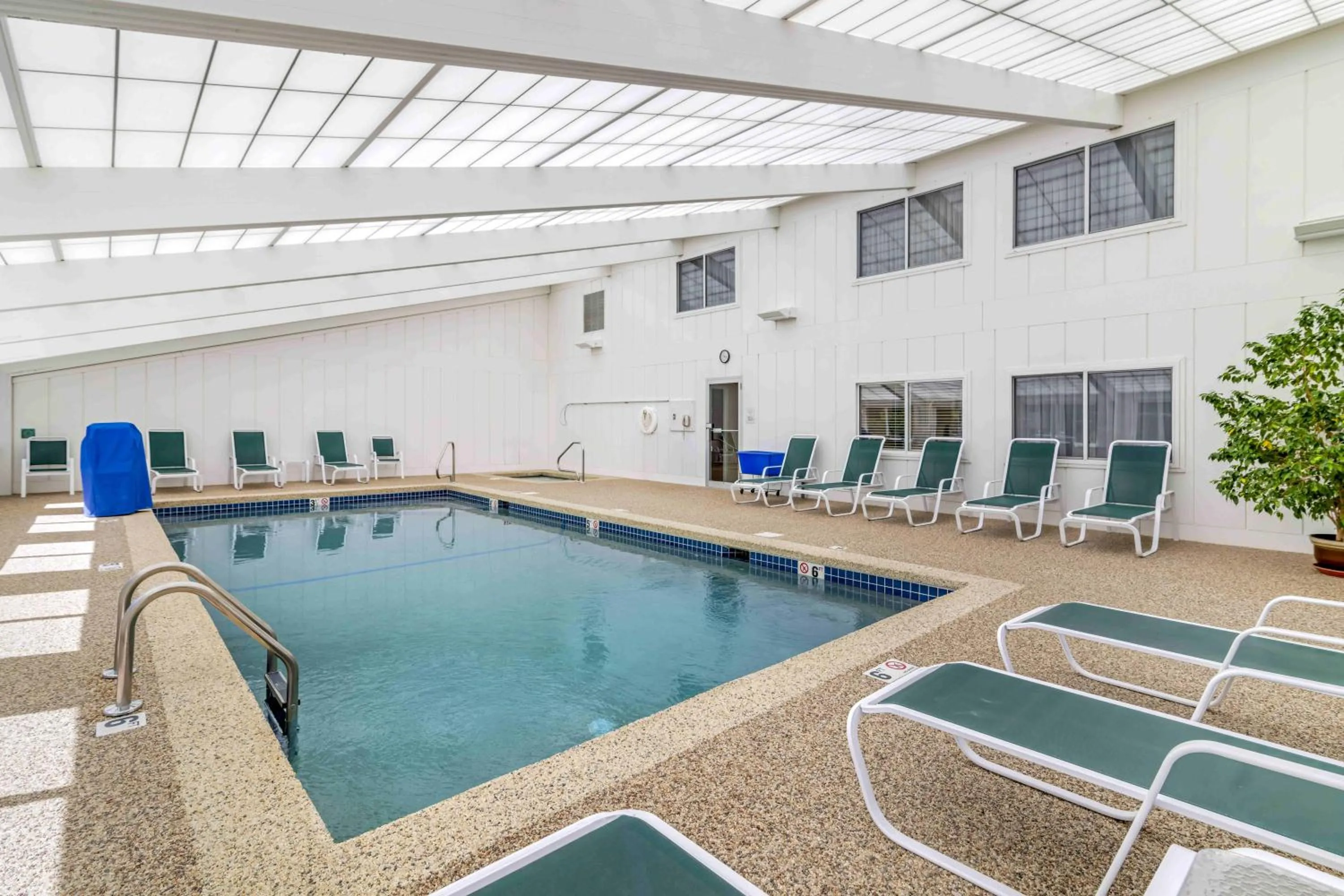 Swimming pool in Juniper Hill Inn
