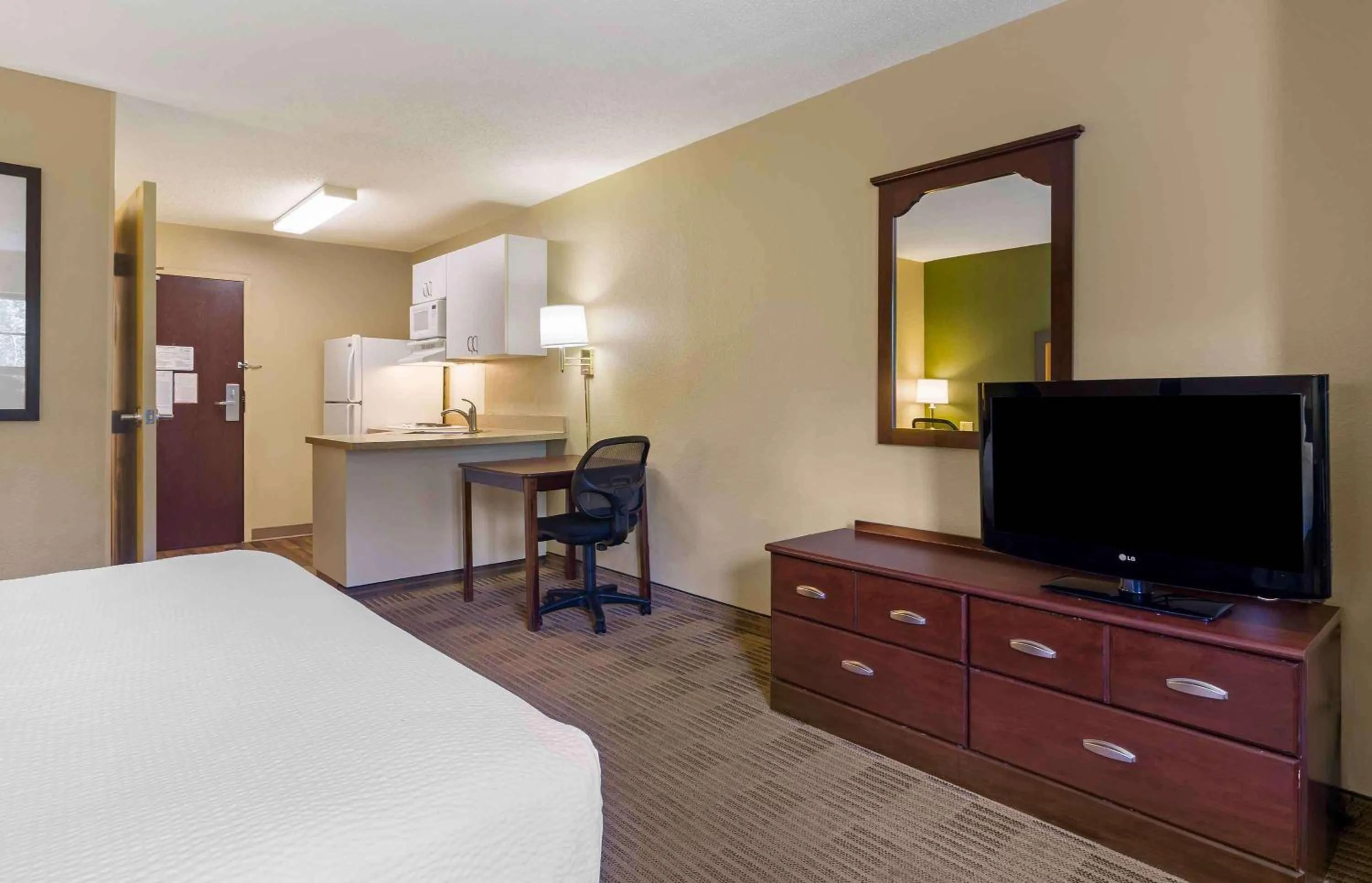Bedroom, Bed in Extended Stay America Suites - Nashua - Manchester