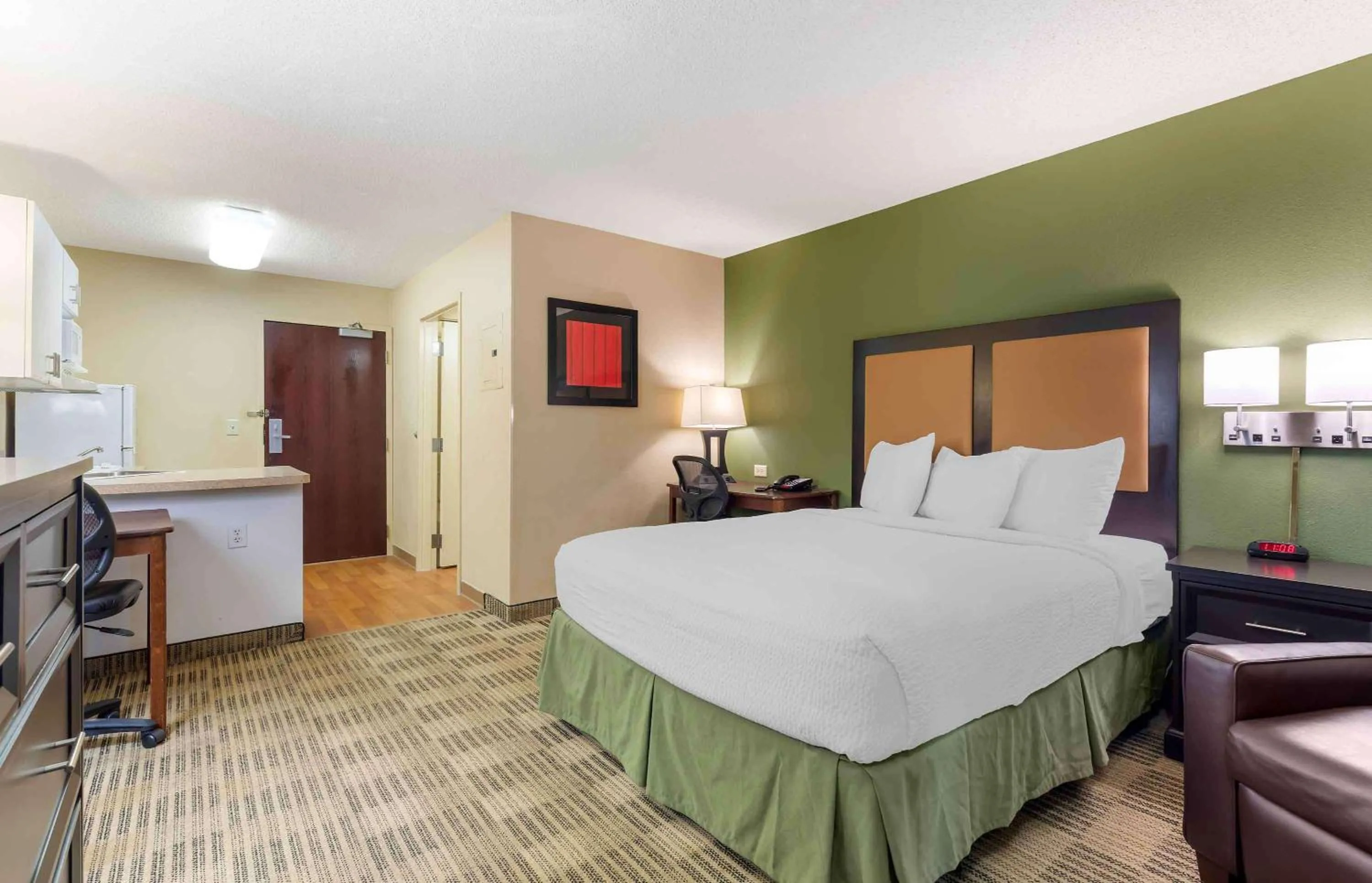 Bedroom, Bed in Extended Stay America Suites - Washington, DC - Gaithersburg - North