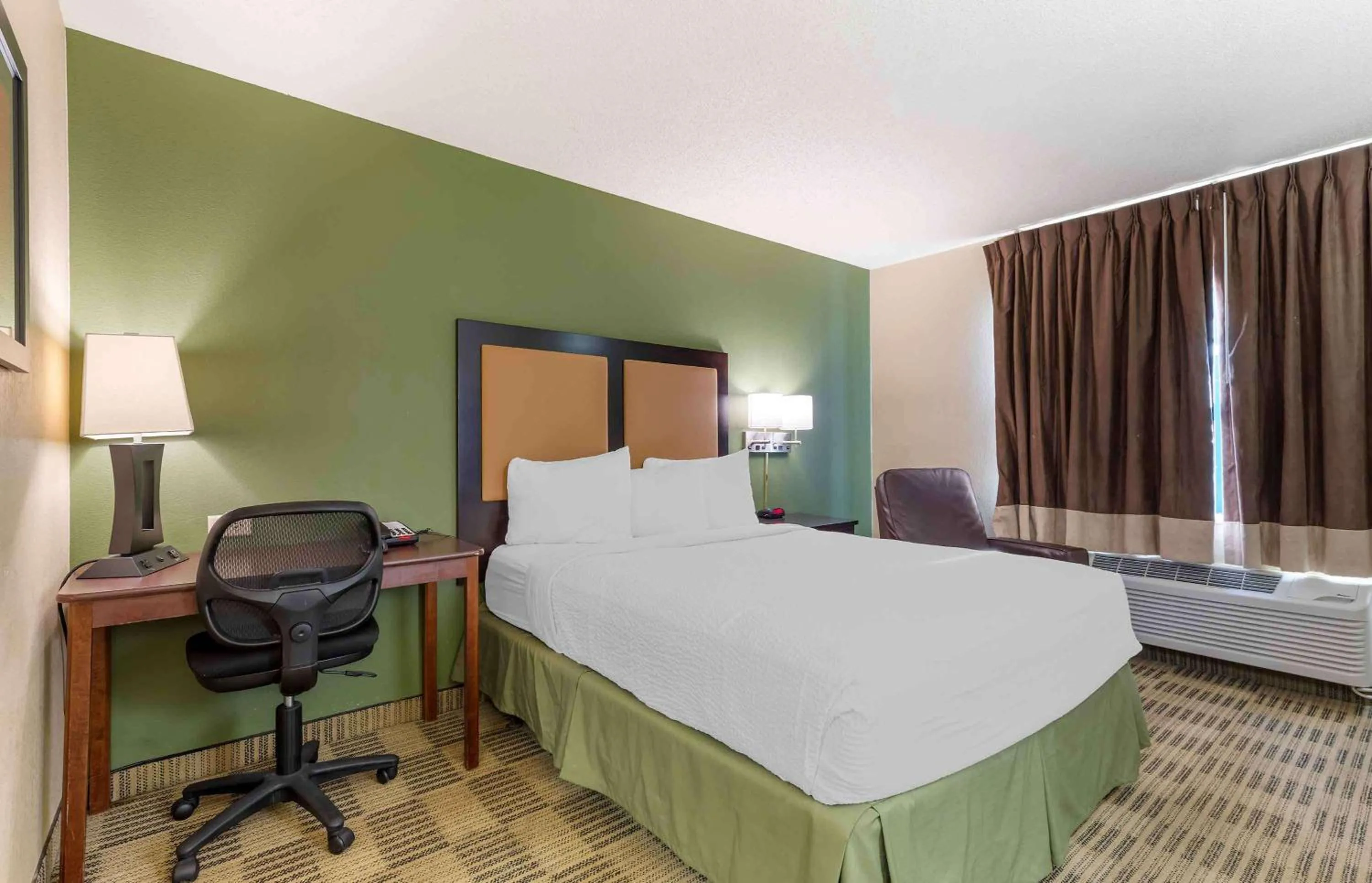 Bedroom, Bed in Extended Stay America Suites - Washington, DC - Gaithersburg - North