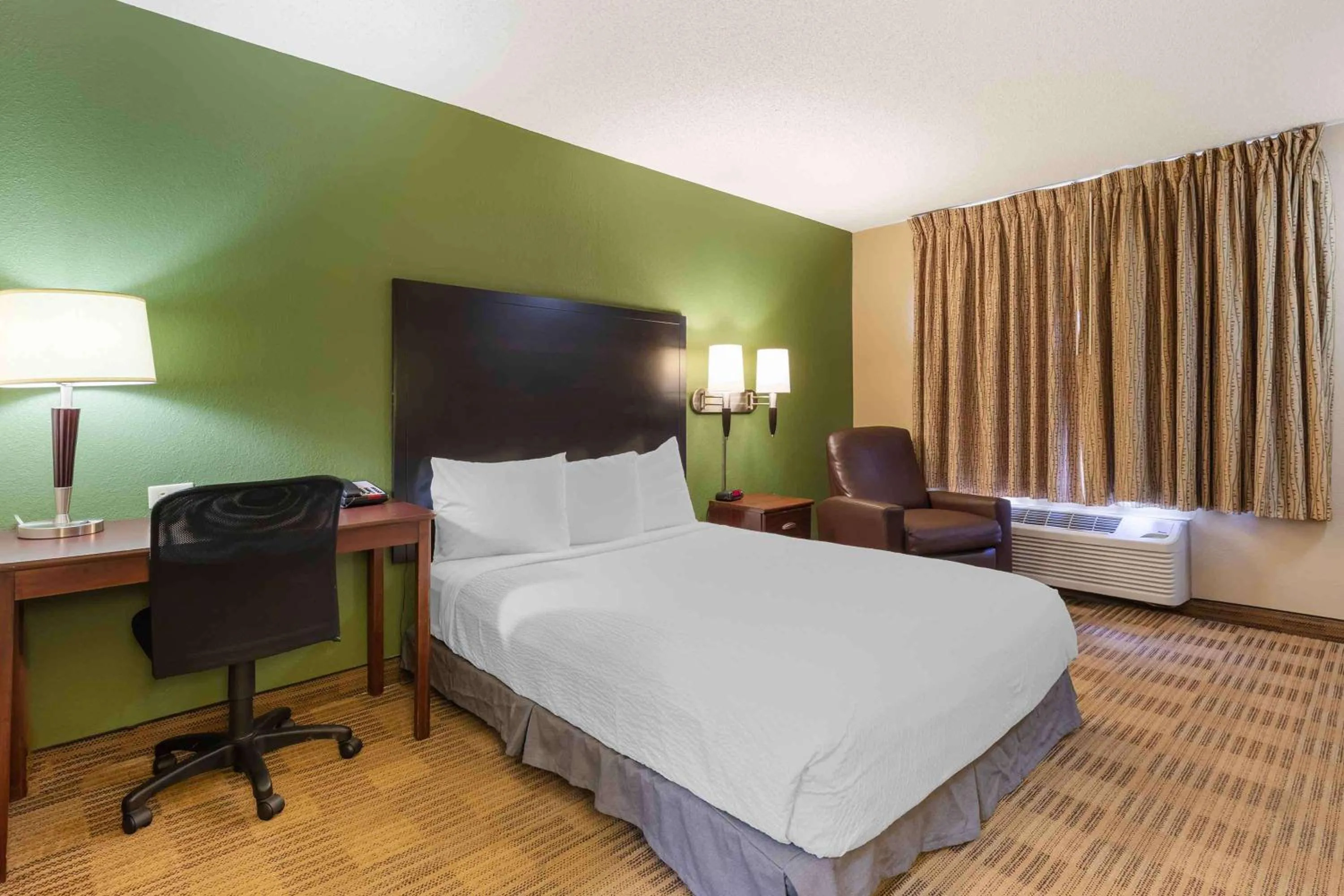 Bedroom, Bed in Extended Stay America Suites - Washington, DC - Gaithersburg - North