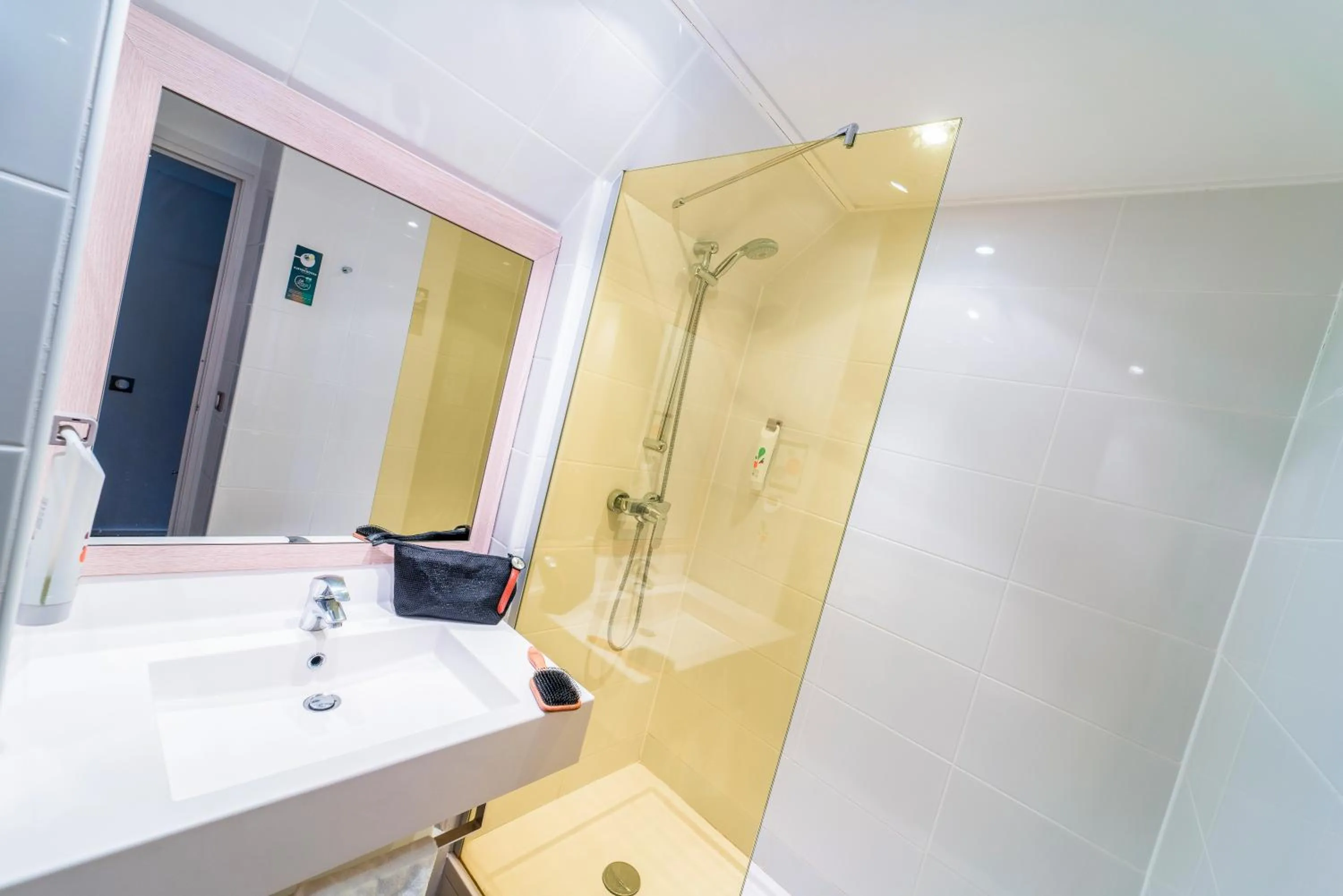 Shower in ibis Styles Honfleur Centre Historique