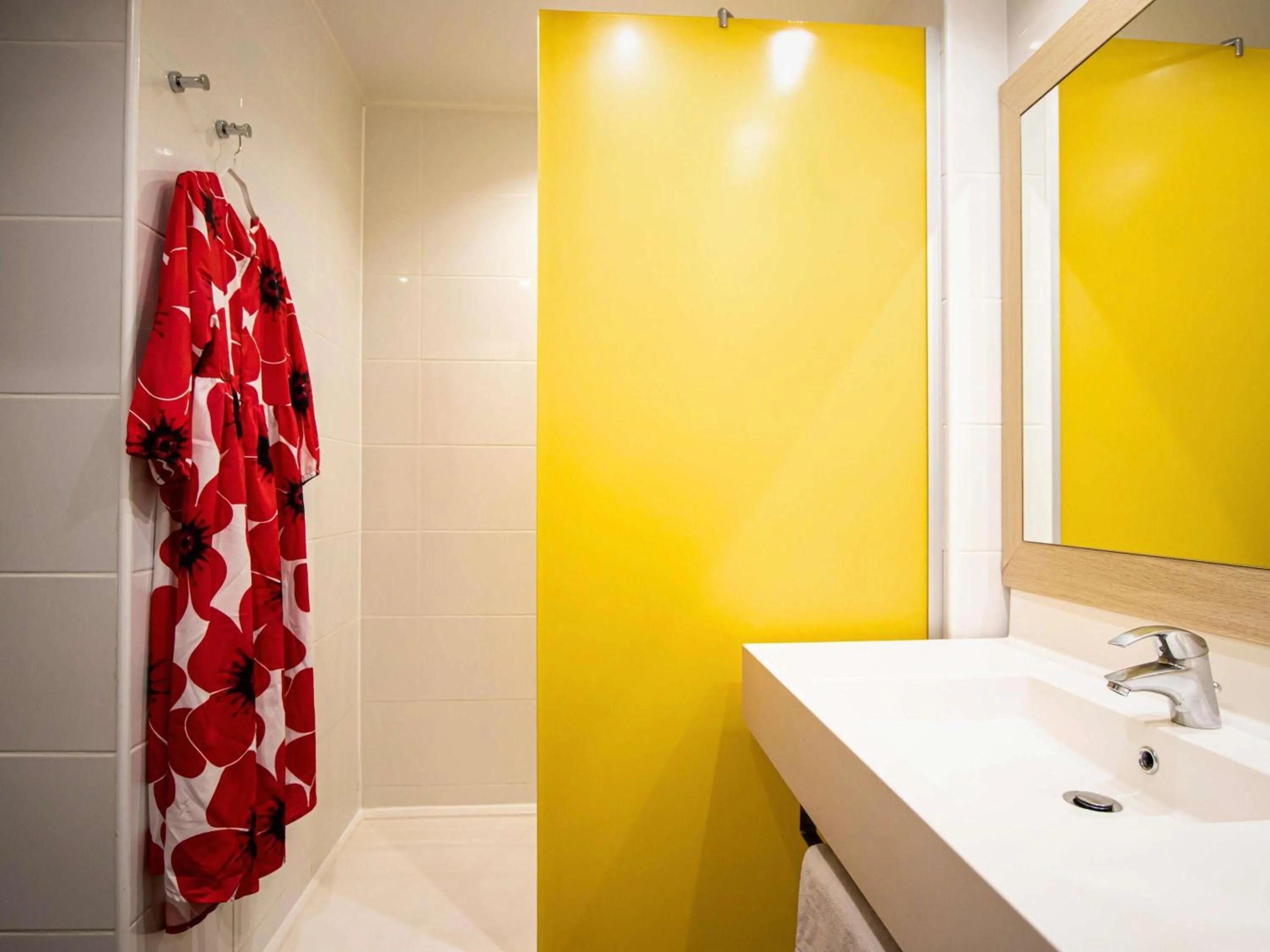 Bedroom in ibis Styles Honfleur Centre Historique