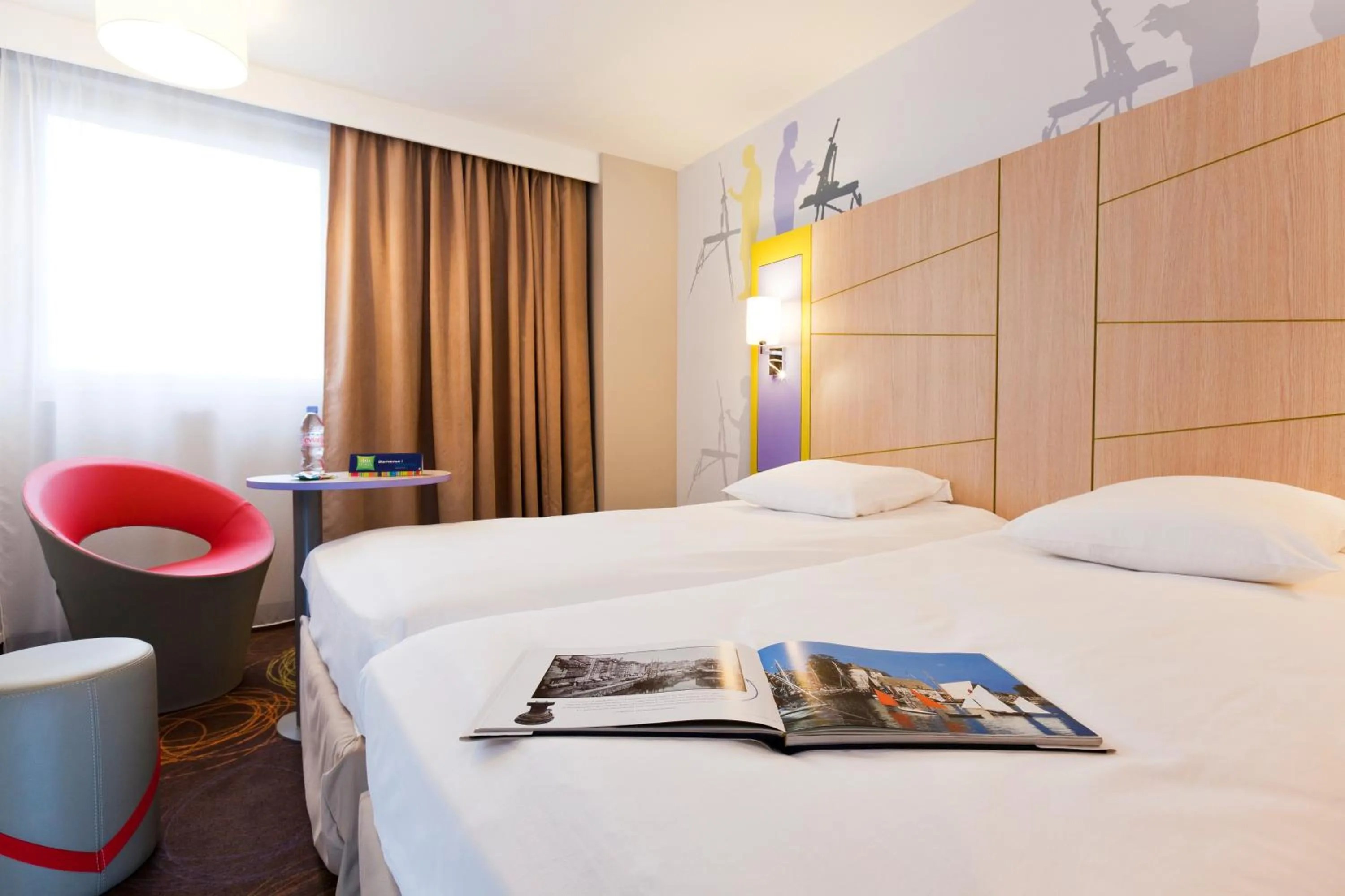 Photo of the whole room, Bed in ibis Styles Honfleur Centre Historique