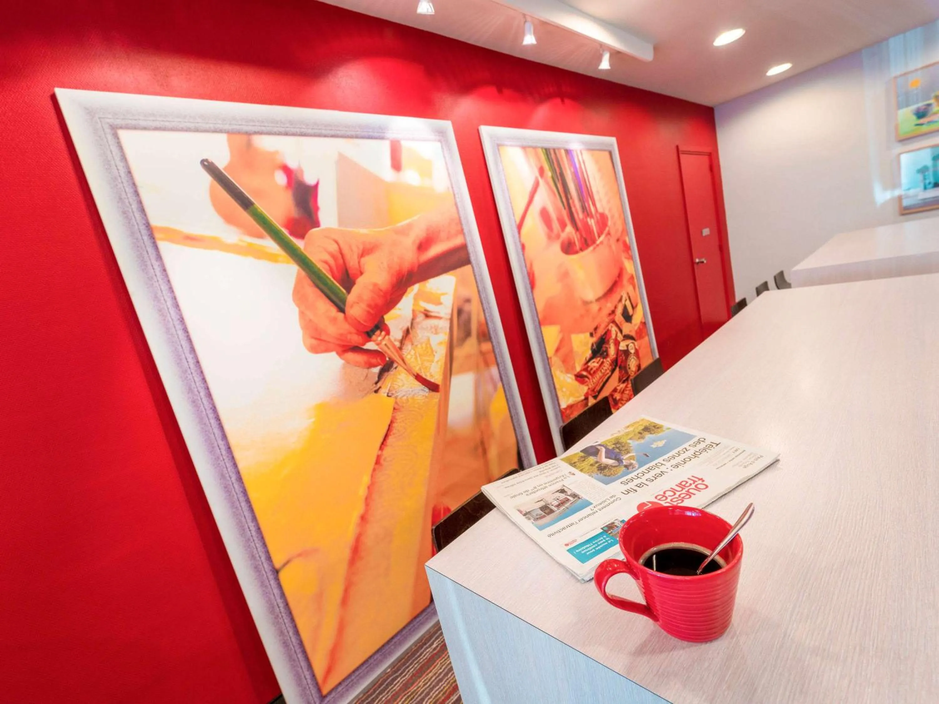 Lounge or bar in ibis Styles Honfleur Centre Historique