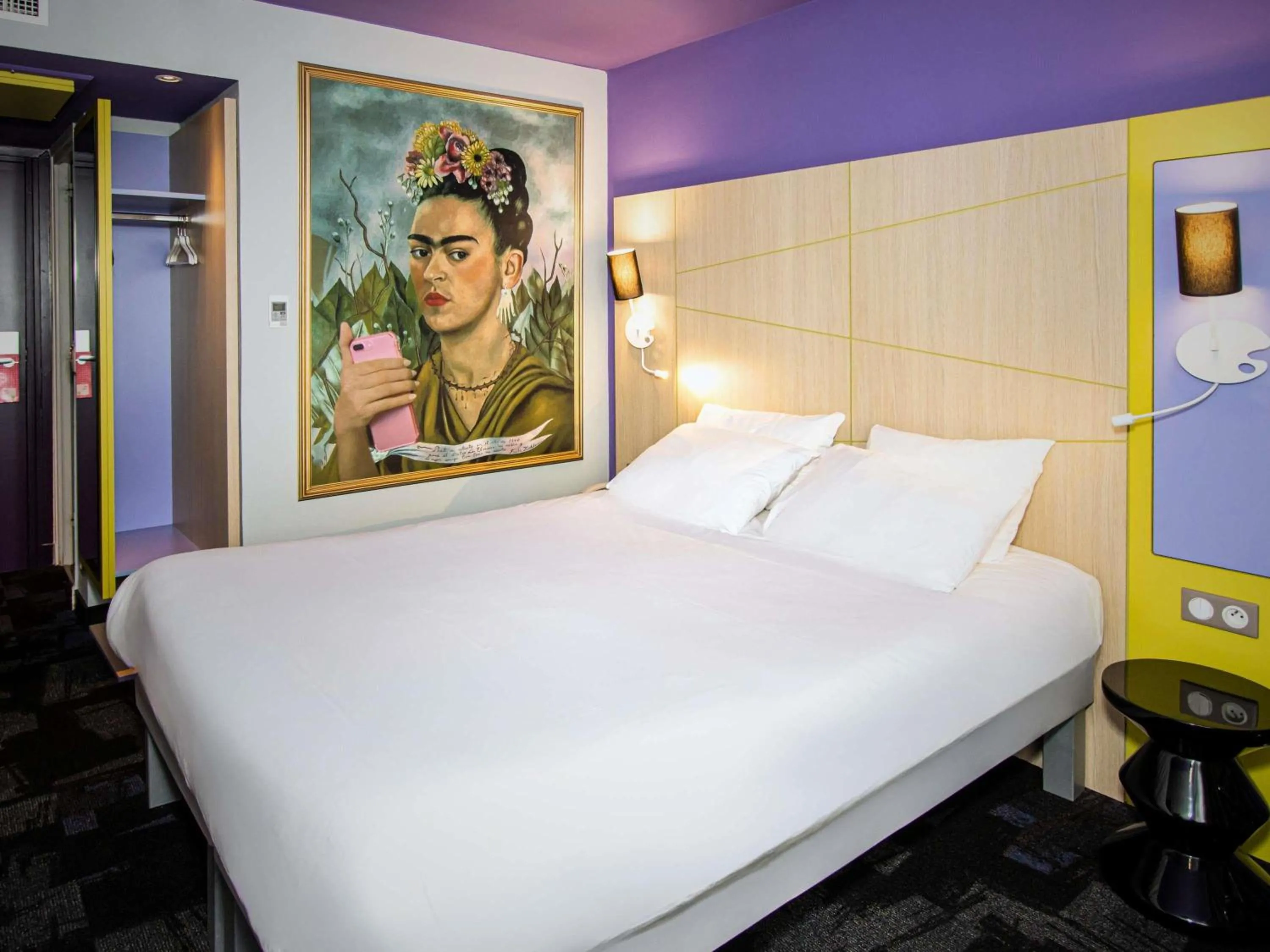 Bedroom, Bed in ibis Styles Honfleur Centre Historique