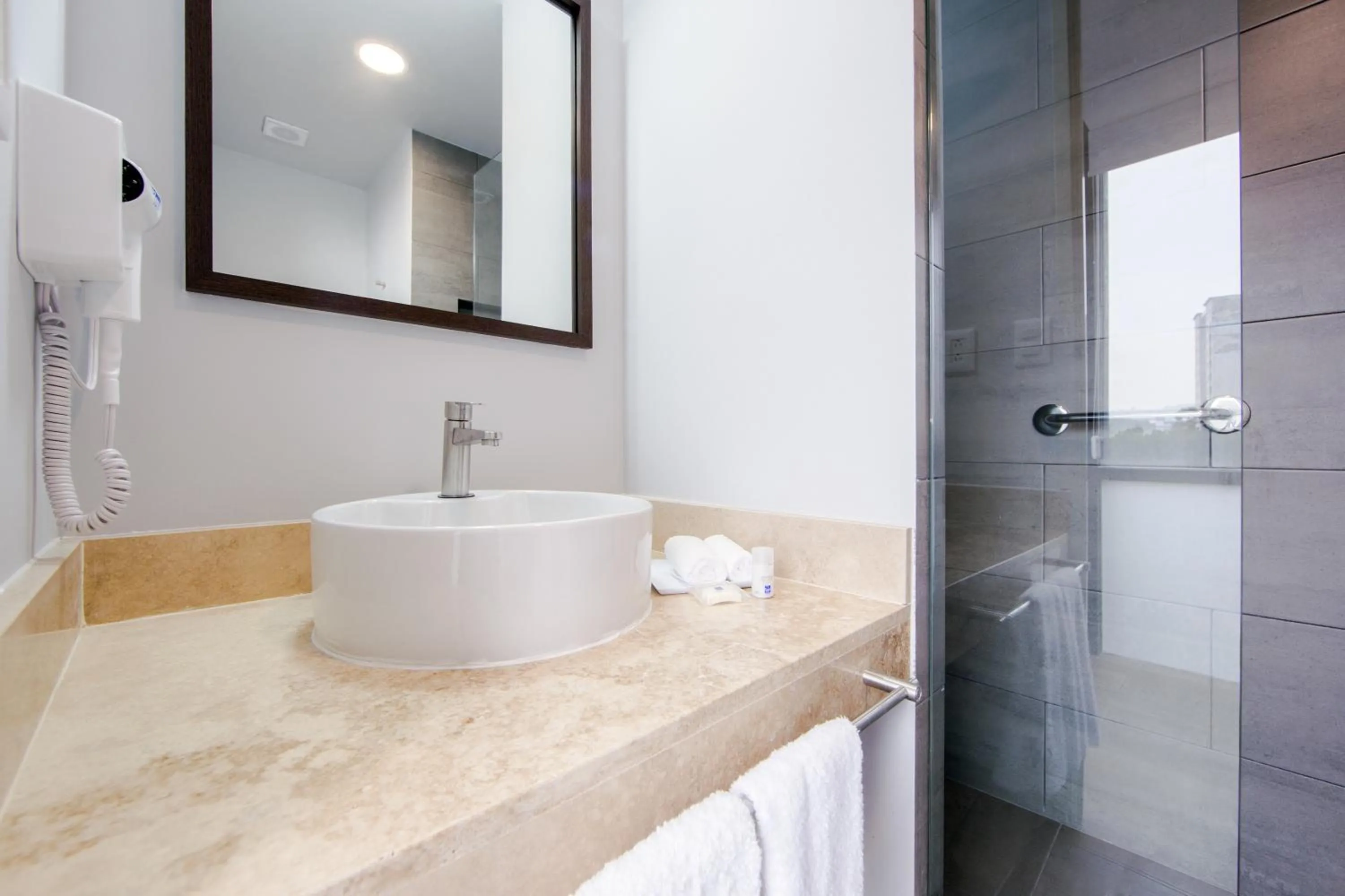 Shower in Sleep Inn Ciudad de Mexico Cuajimalpa