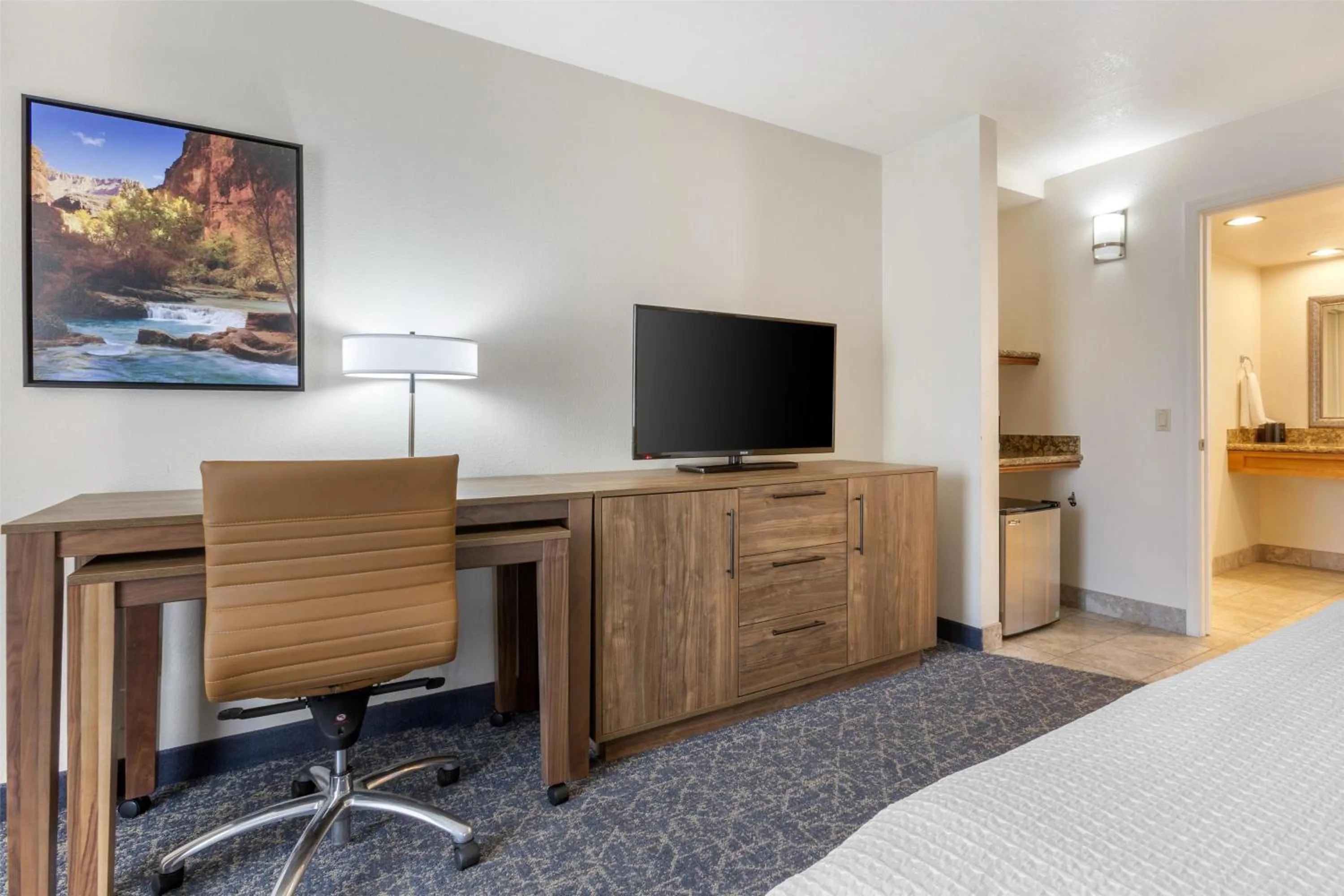 Bedroom in Best Western Plus A Wayfarer's Inn & Suites