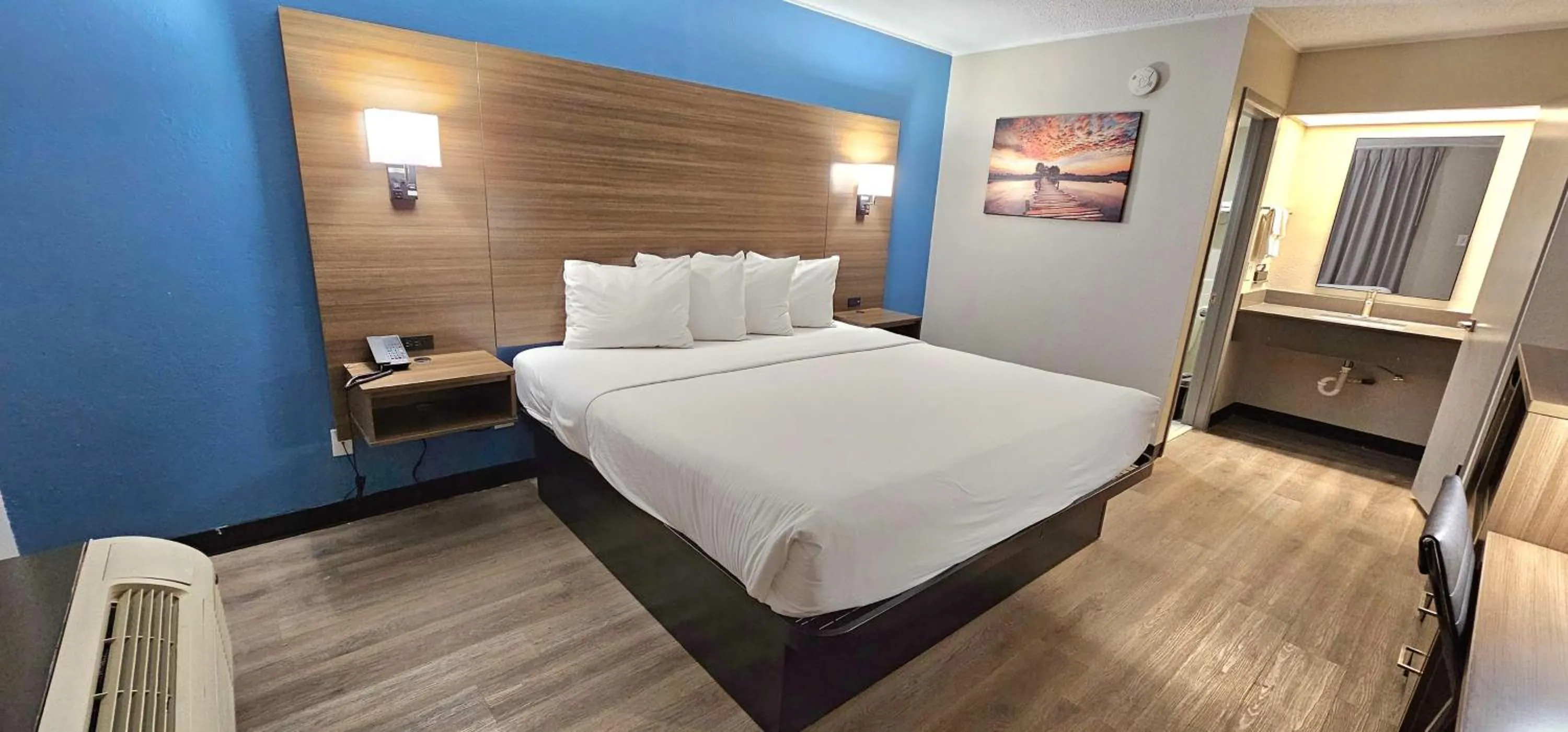King Room with Roll-In Shower - Disability Access/Non-Smoking in Days Inn by Wyndham Victoria TX East
