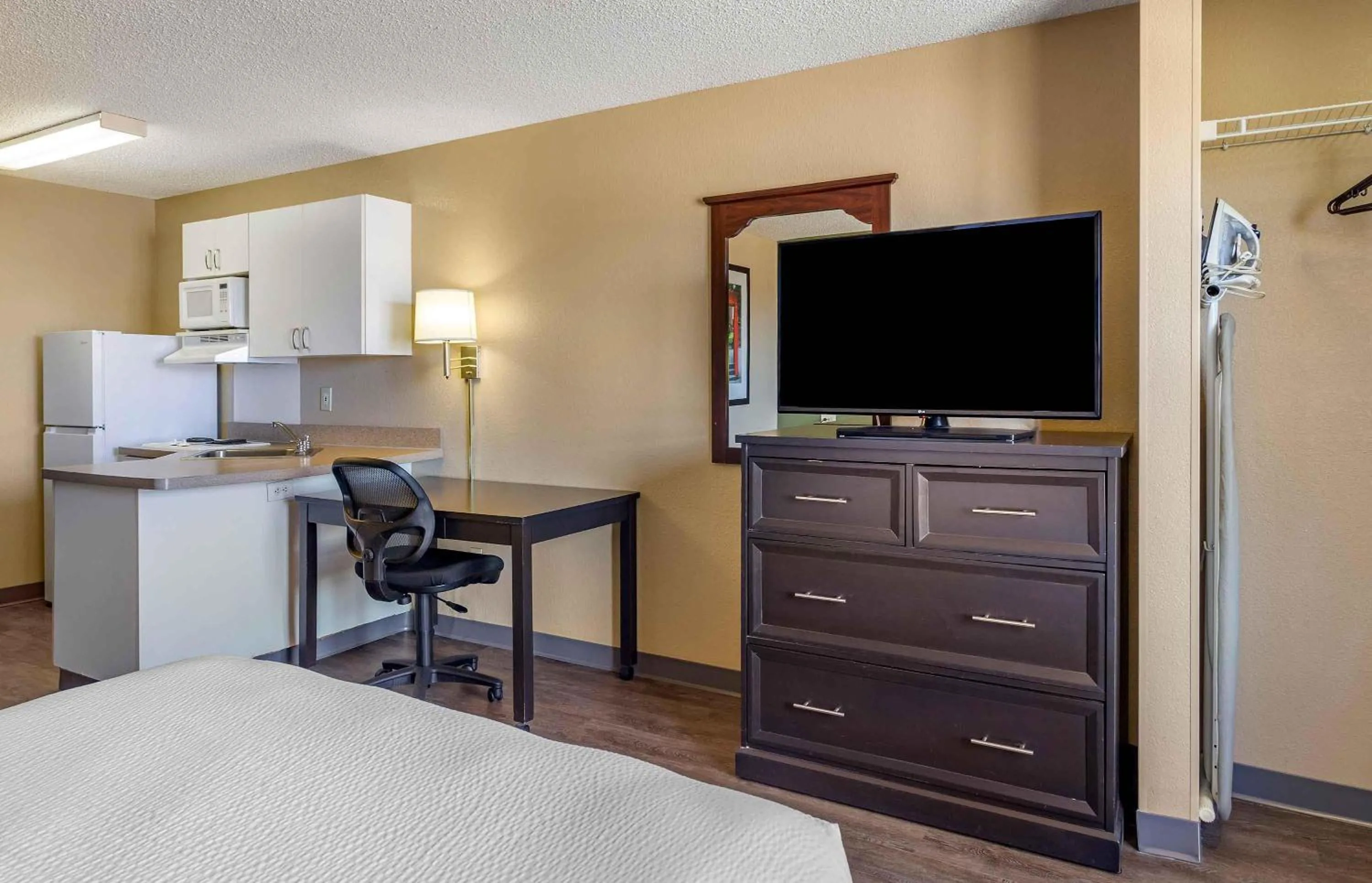 Bedroom in Extended Stay America Suites - Houston - Westchase - Richmond
