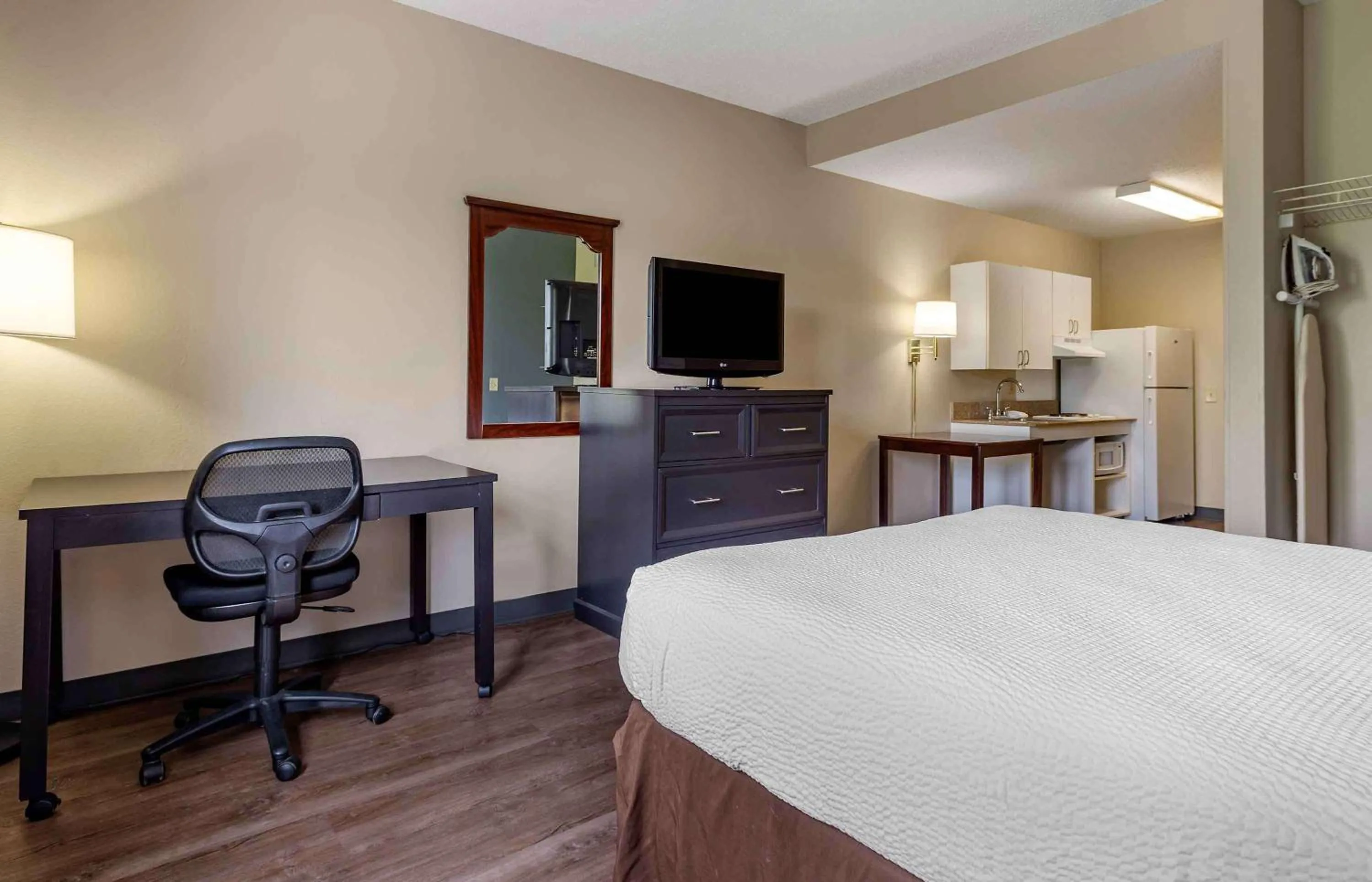 Bedroom, Bed in Extended Stay America Suites - Philadelphia - Bensalem
