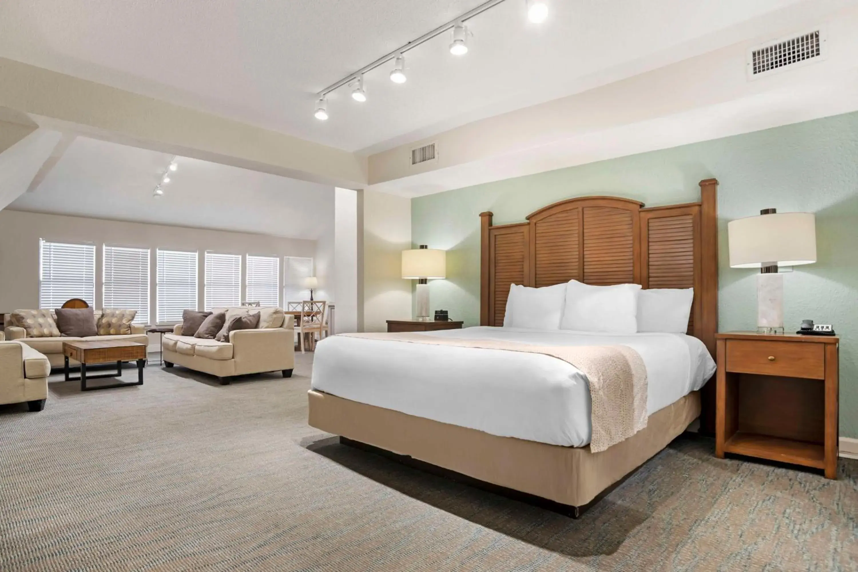 King Studio with Kitchenette and Street View - Non-Smoking in Best Western on the Beach King Studio with Kitchenette and Street View - Non-Smoking in Best Western on the Beach