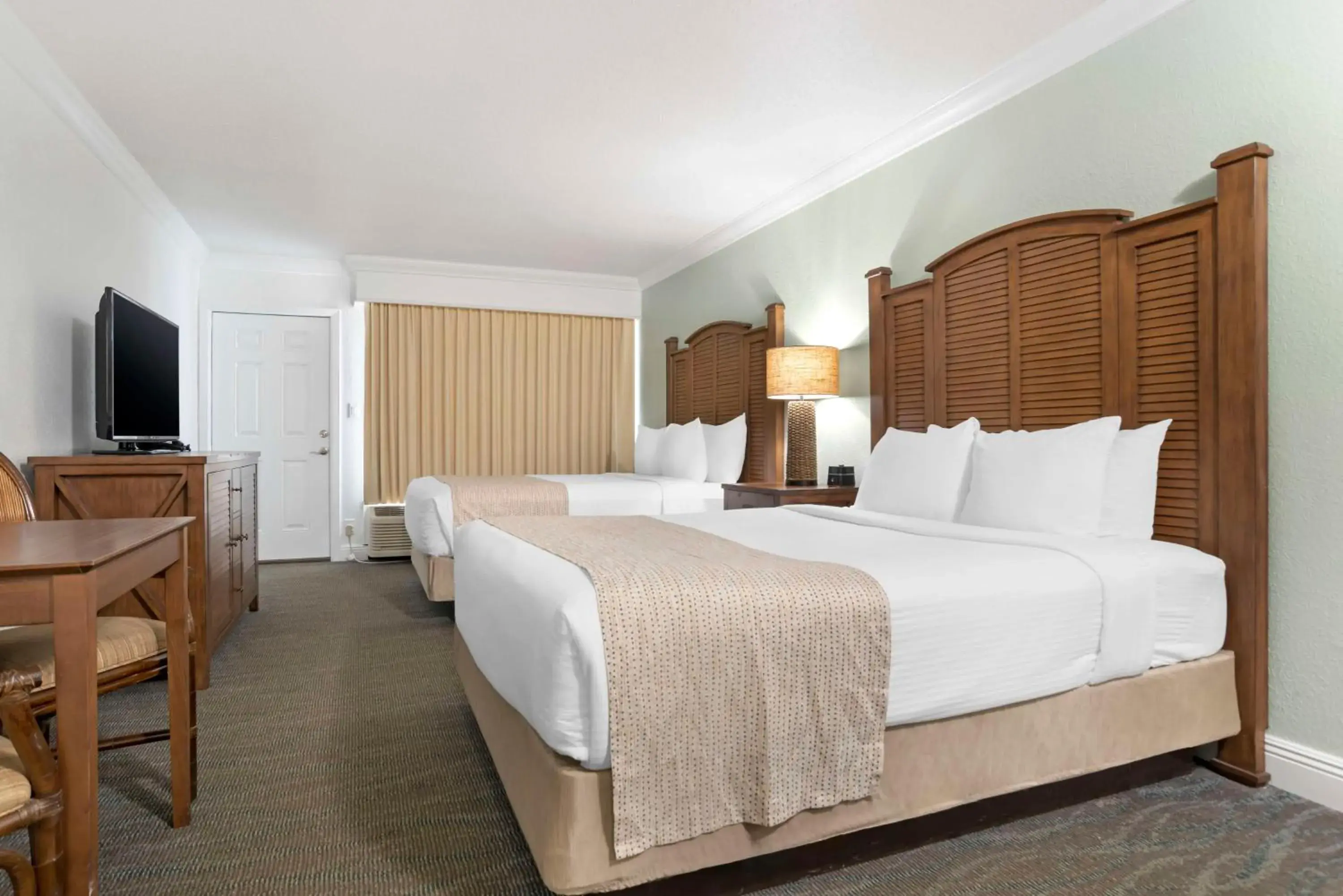 Queen Room with Two Queen Beds - Street View/Non-Smoking in Best Western on the Beach Queen Room with Two Queen Beds - Street View/Non-Smoking in Best Western on the Beach