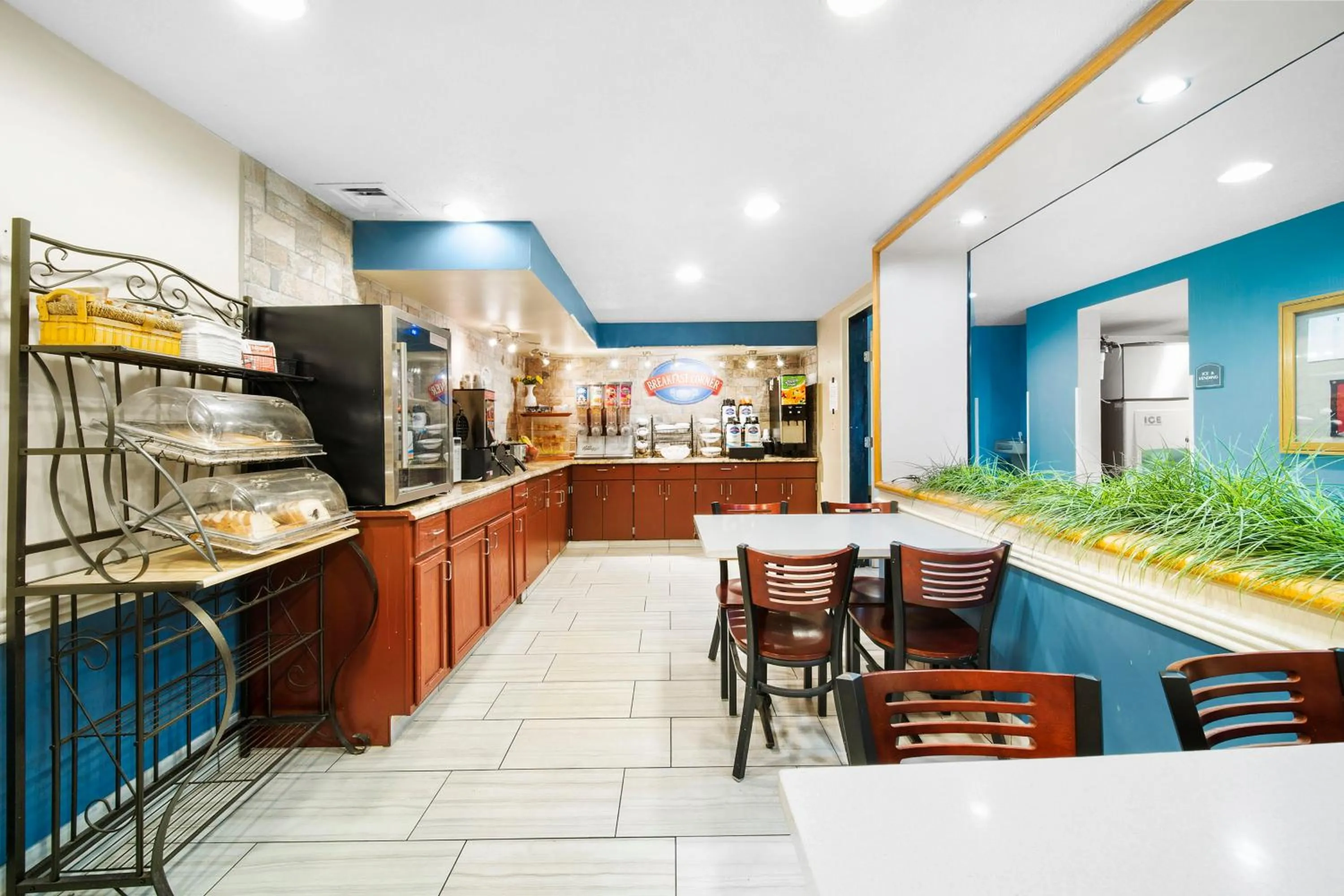 Breakfast, Restaurant/Places to Eat in Baymont by Wyndham Muncie Near Ball State University