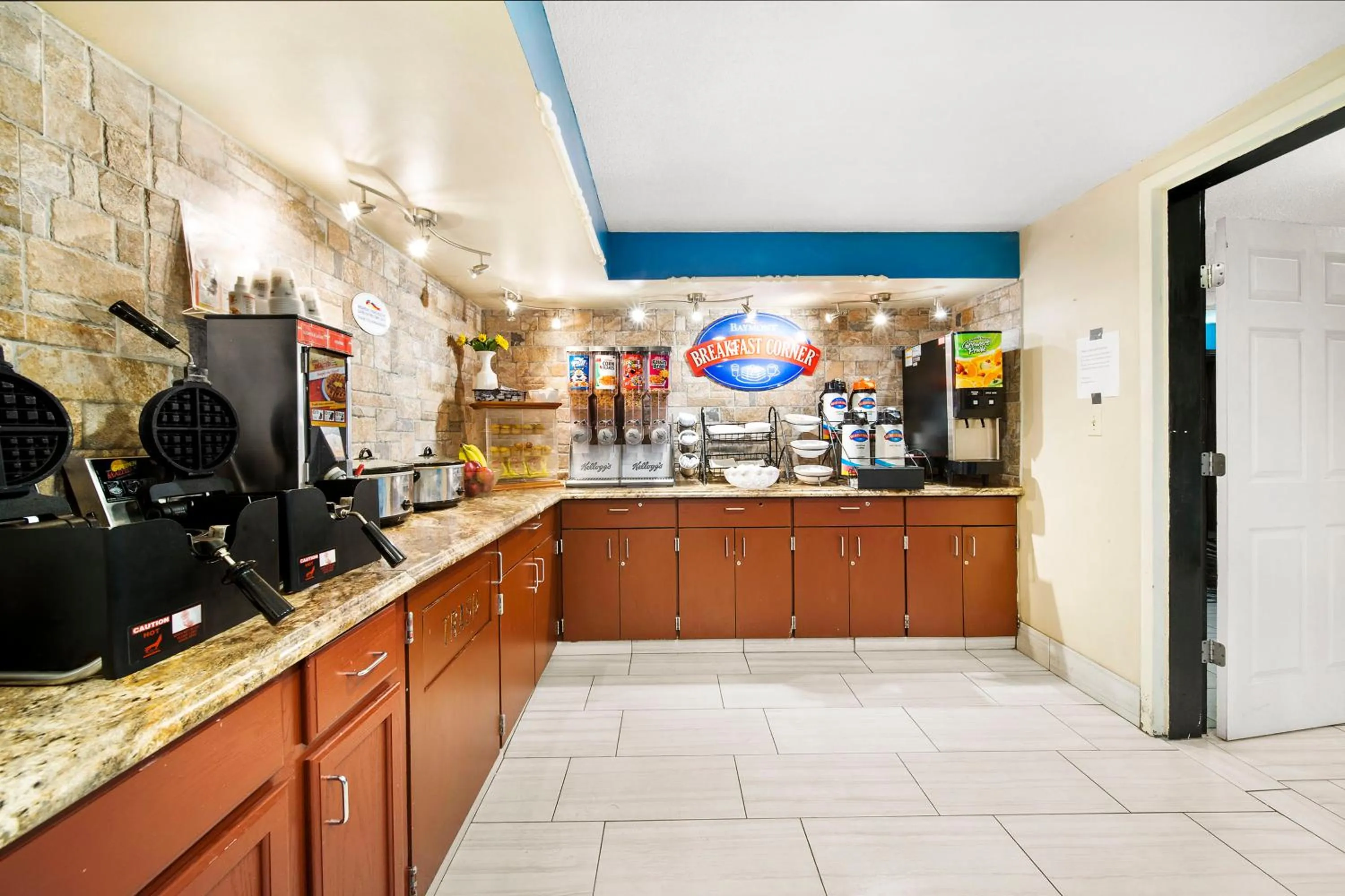 Breakfast, Kitchen/Kitchenette in Baymont by Wyndham Muncie Near Ball State University
