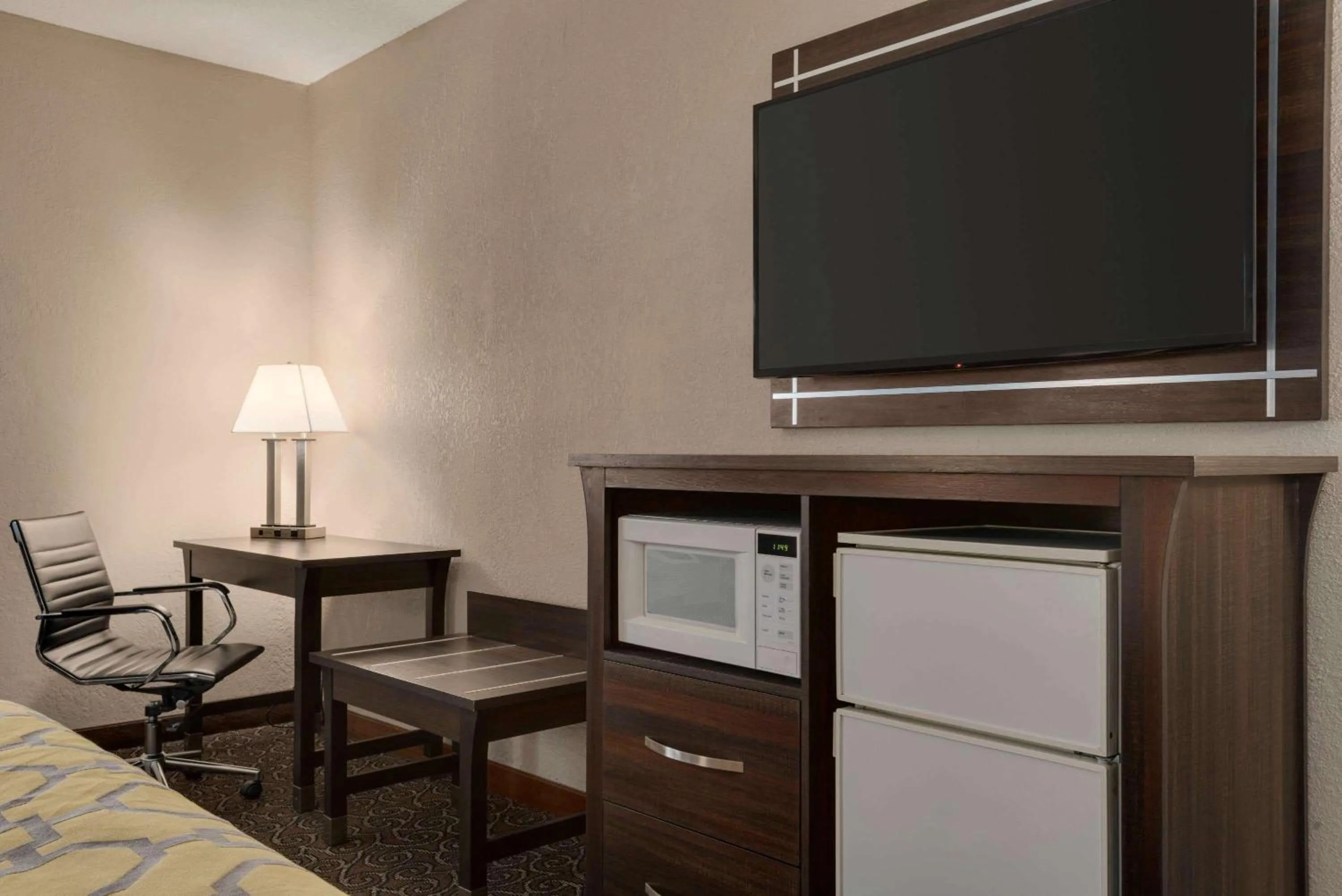 Photo of the whole room, TV/Entertainment Center in Baymont by Wyndham Muncie Near Ball State University