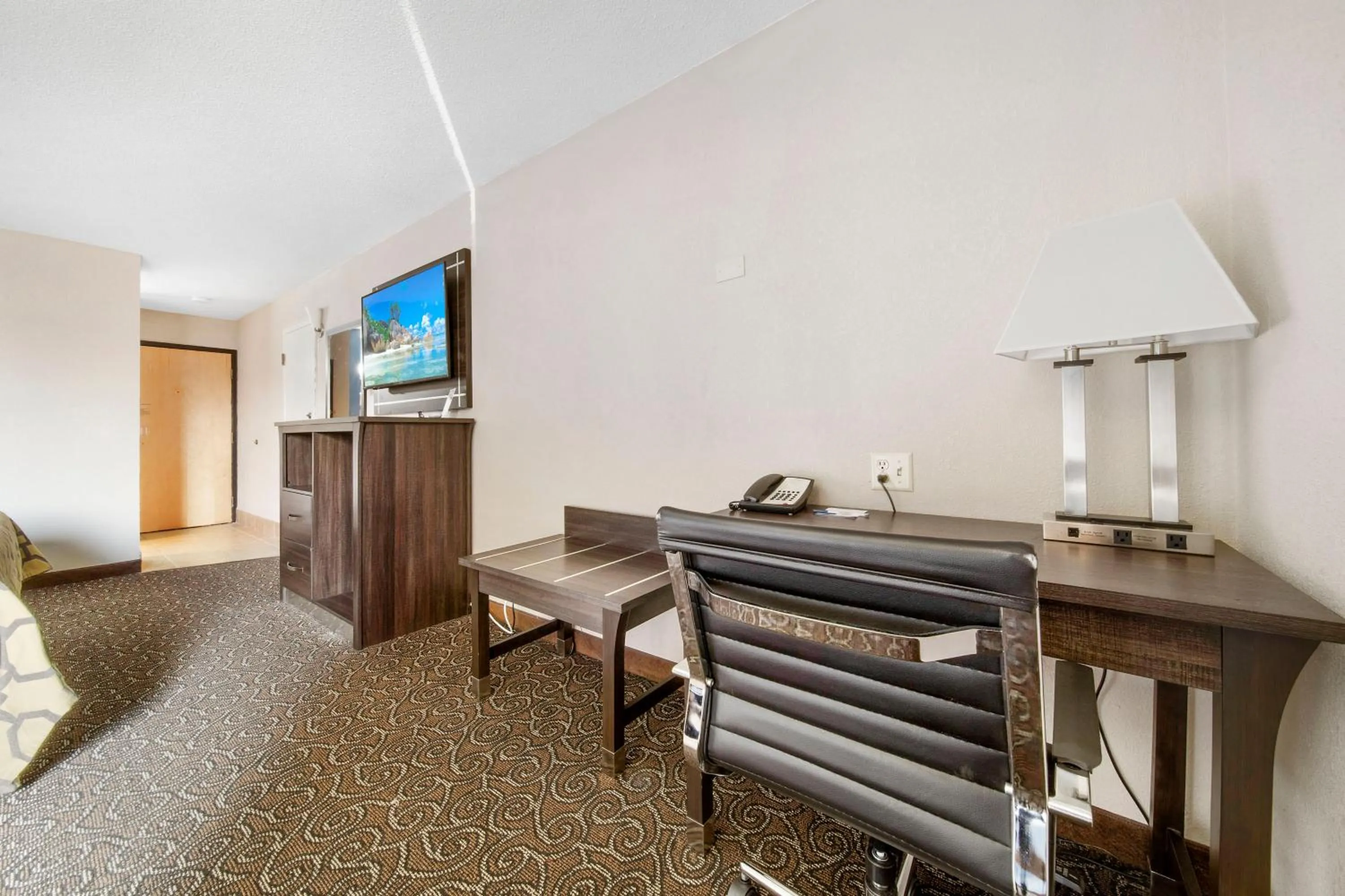 Communal lounge/ TV room, TV/Entertainment Center in Baymont by Wyndham Muncie Near Ball State University