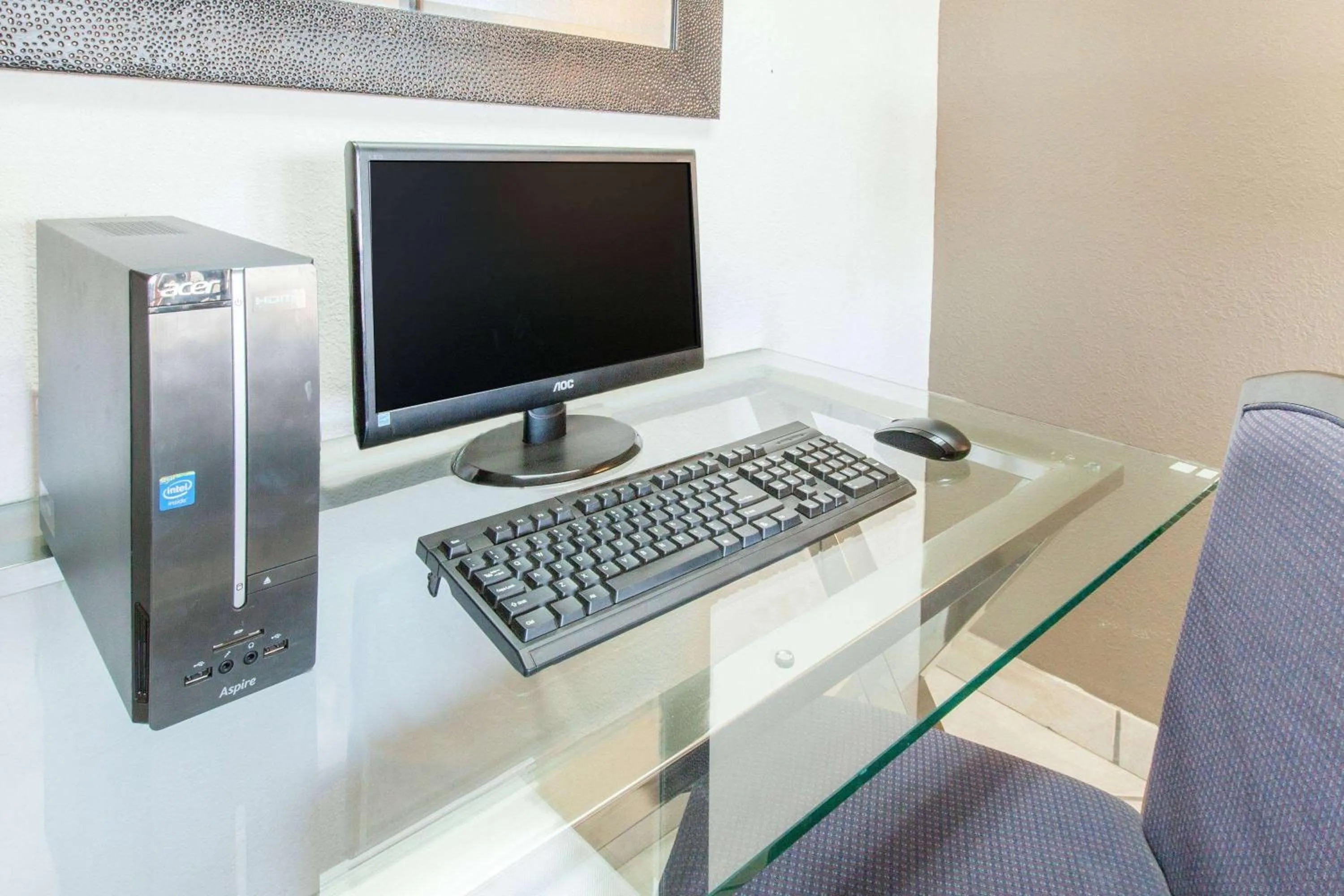 Food and drinks in Super 8 by Wyndham Millbury/Toledo