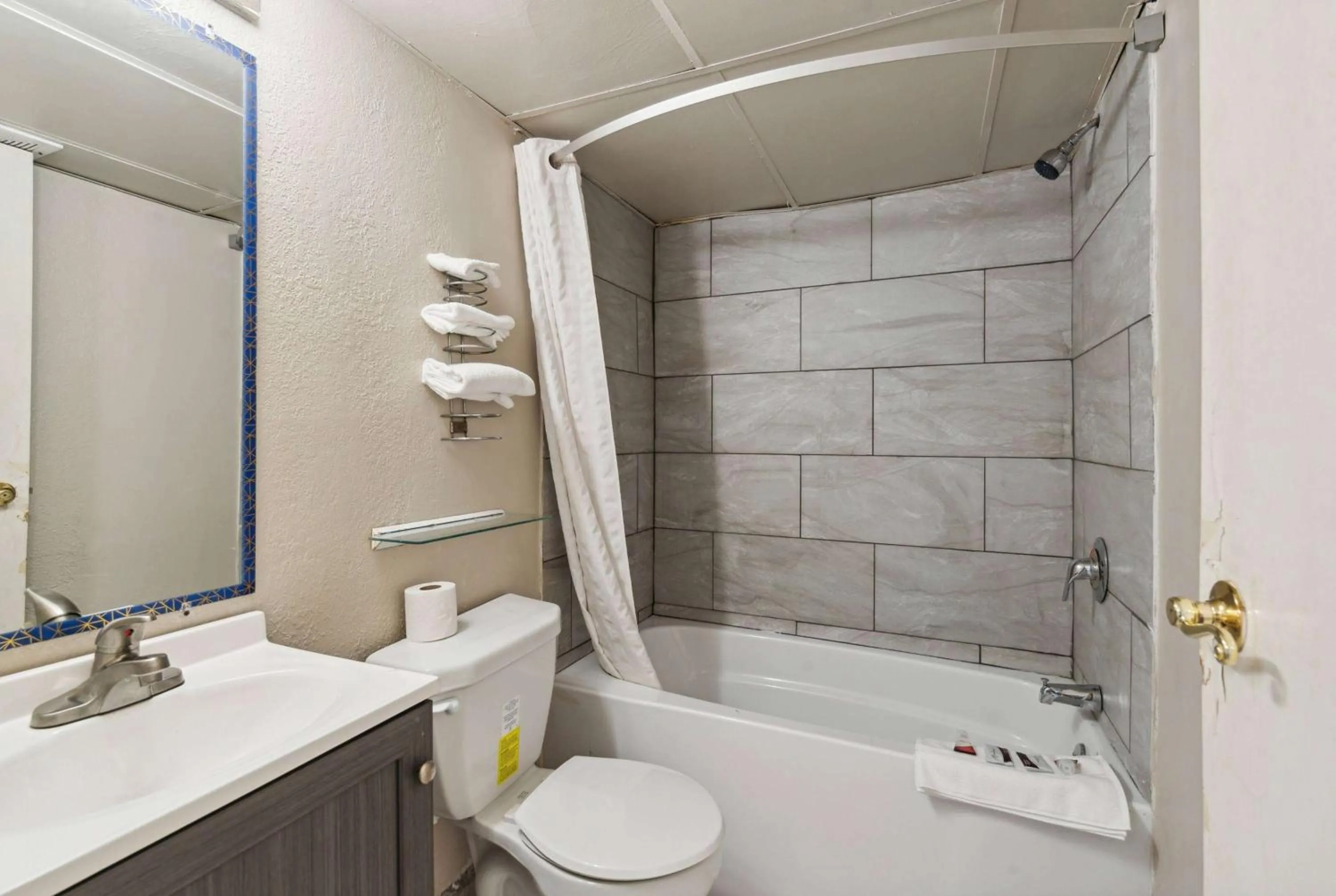 TV and multimedia in Super 8 by Wyndham Millbury/Toledo