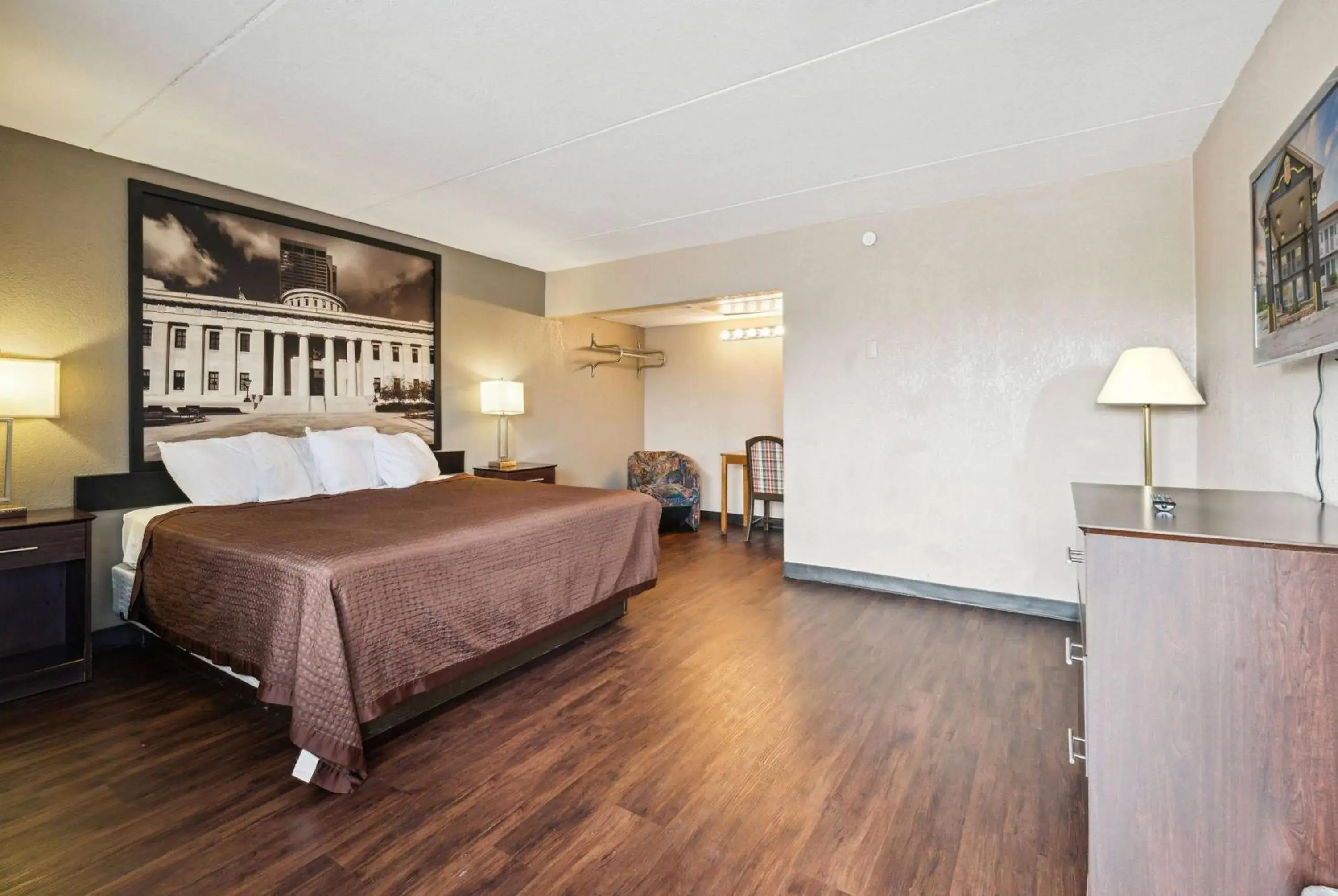 King Room - Mobility Access/Non-Smoking in Super 8 by Wyndham Millbury/Toledo King Room - Mobility Access/Non-Smoking in Super 8 by Wyndham Millbury/Toledo