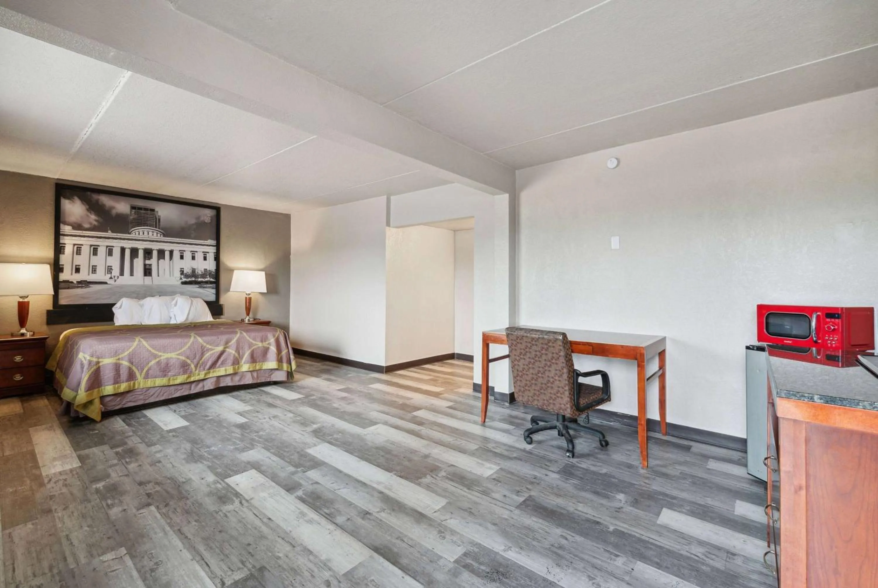 Photo of the whole room, Bed in Super 8 by Wyndham Millbury/Toledo