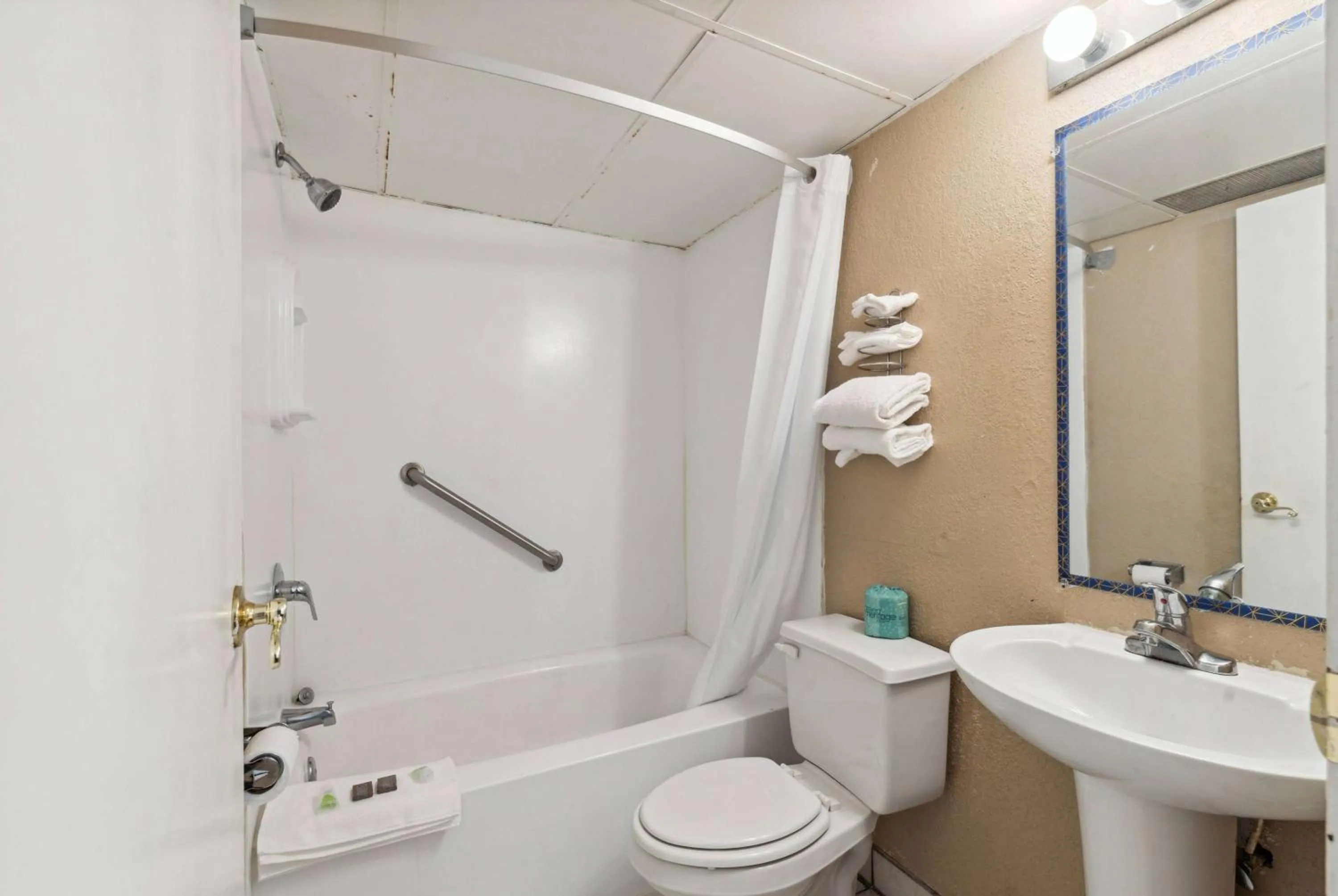 TV and multimedia in Super 8 by Wyndham Millbury/Toledo