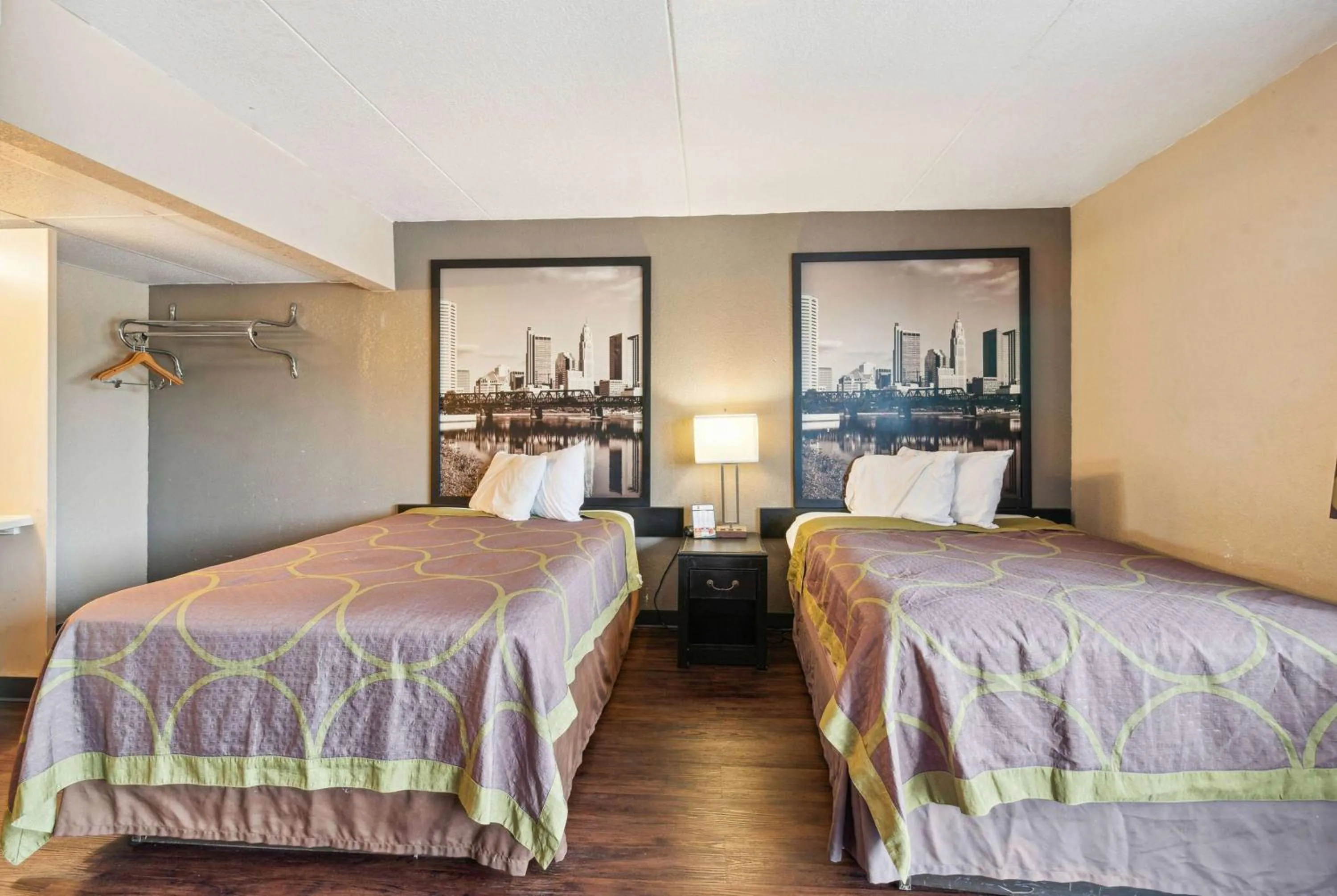 Photo of the whole room, Bed in Super 8 by Wyndham Millbury/Toledo