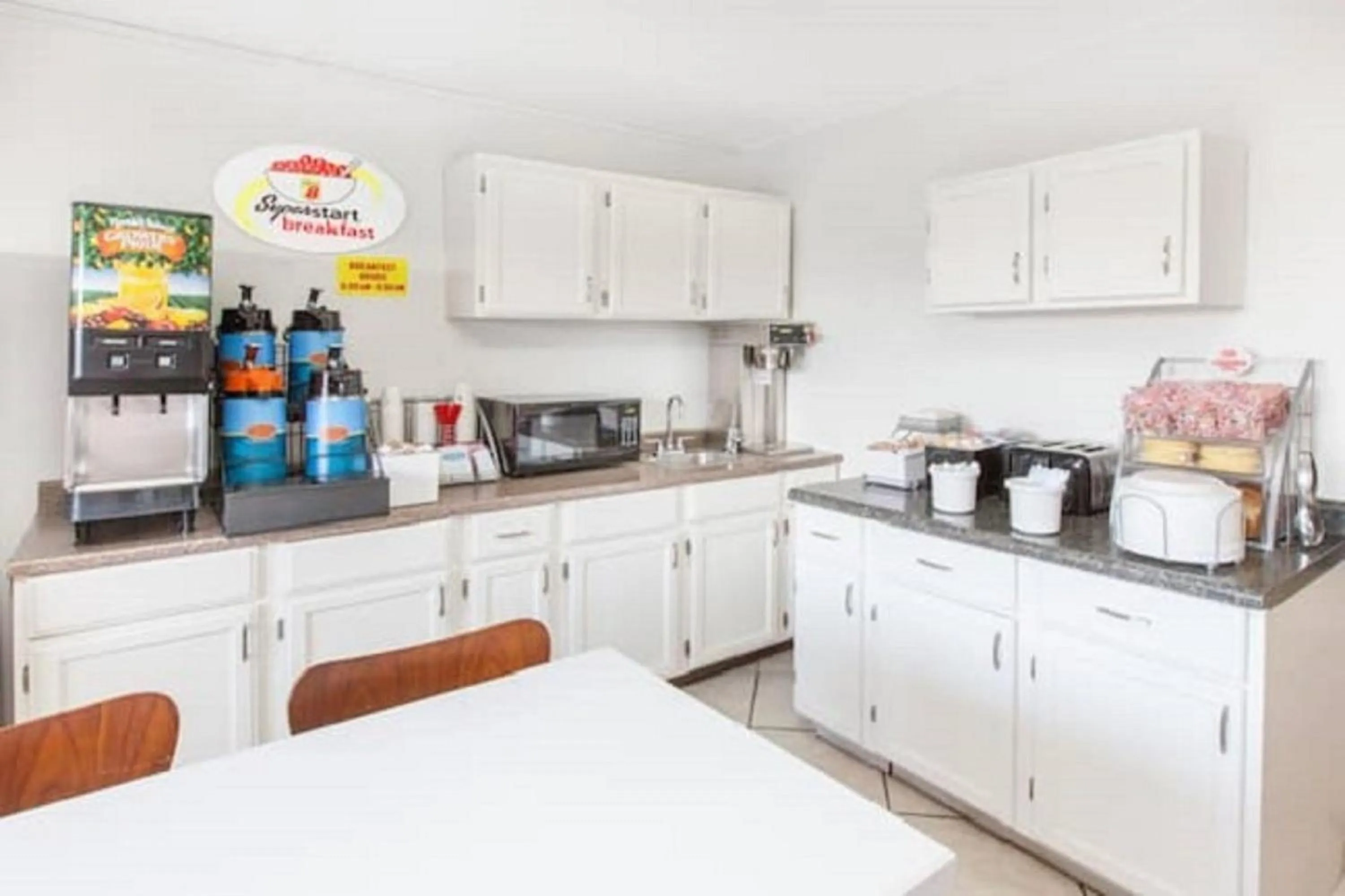 Communal lounge/ TV room in Super 8 by Wyndham Millbury/Toledo