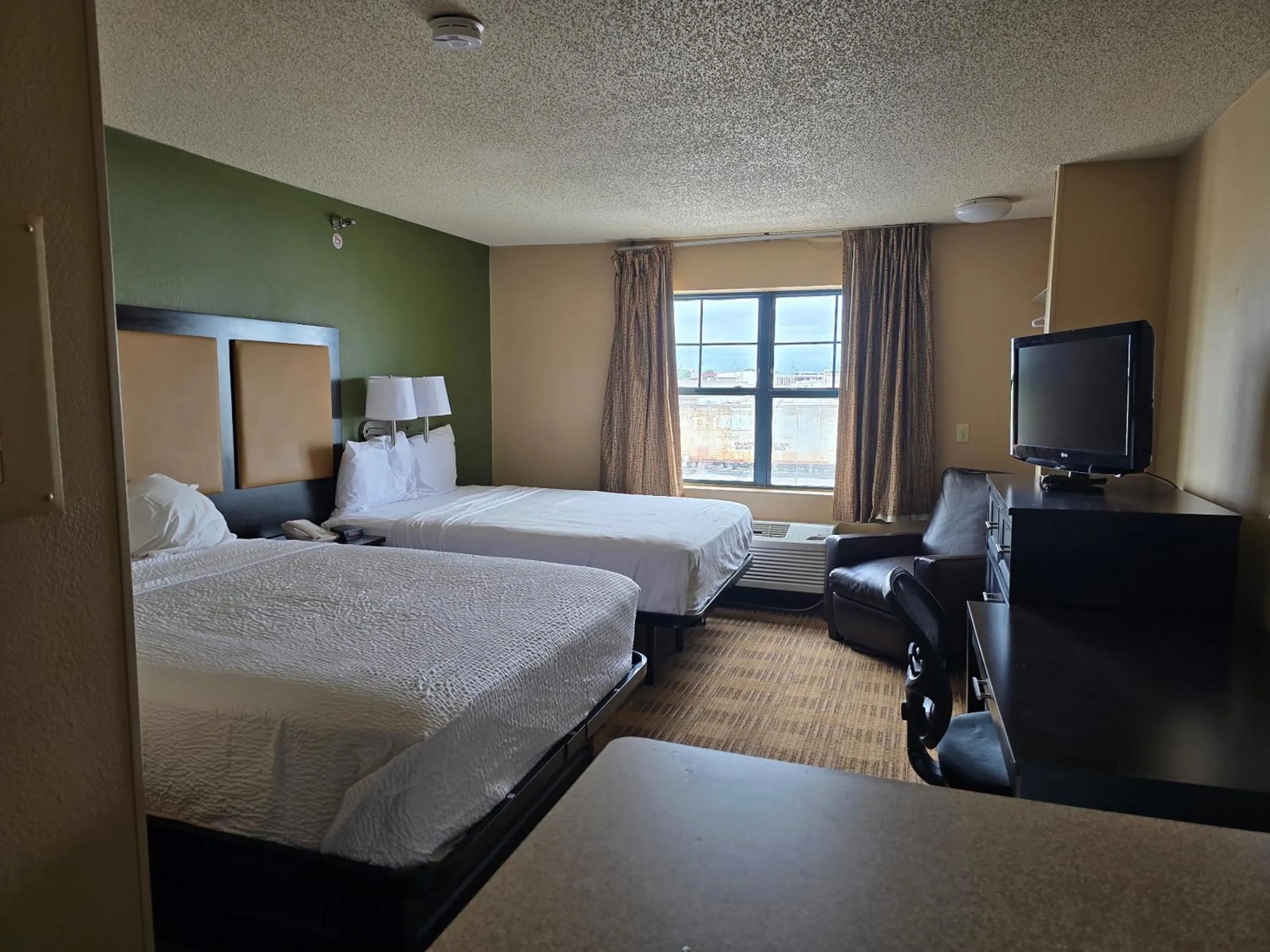 Bedroom, Bed in Suburban Studios