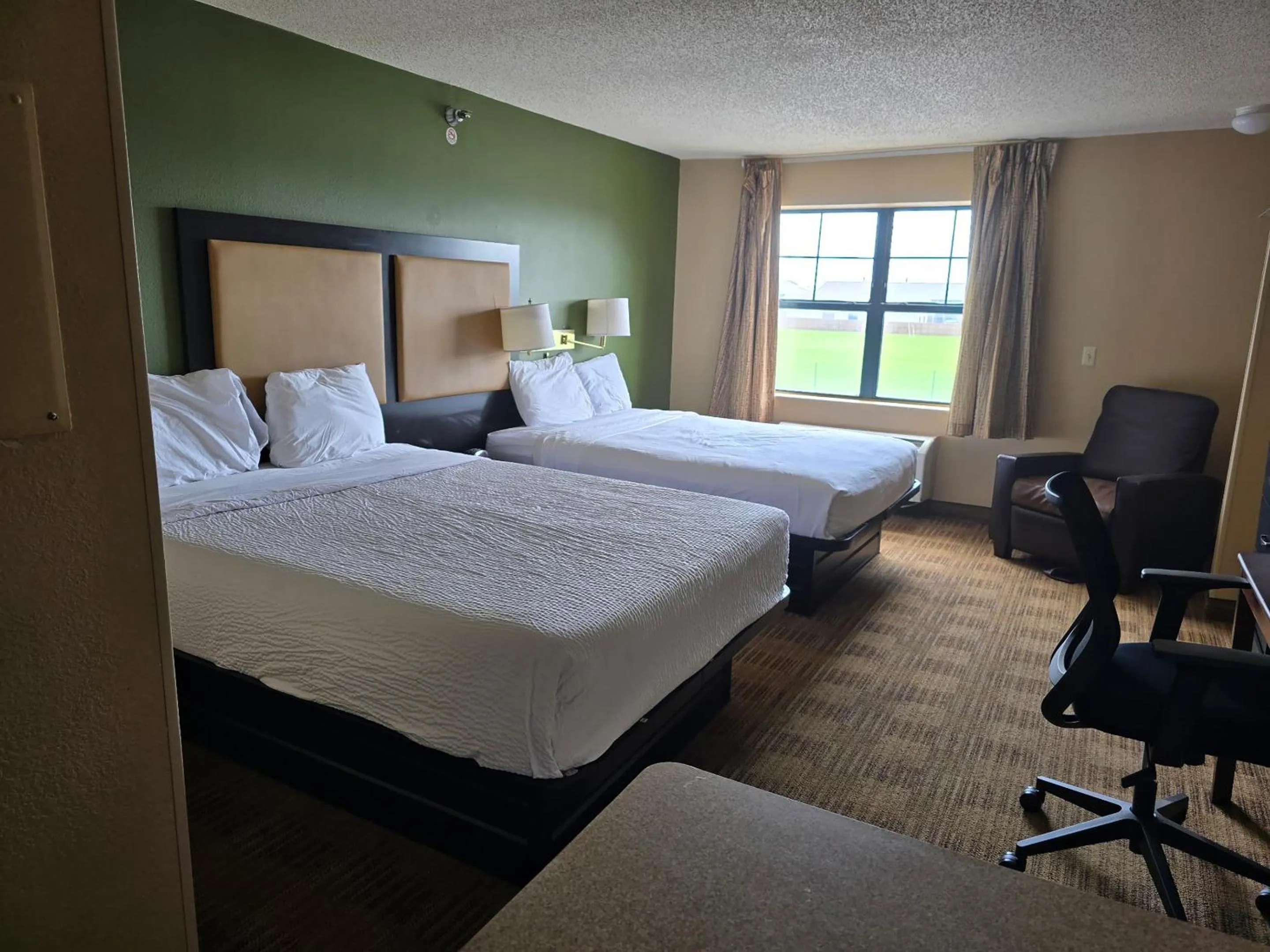 Bedroom, Bed in Suburban Studios