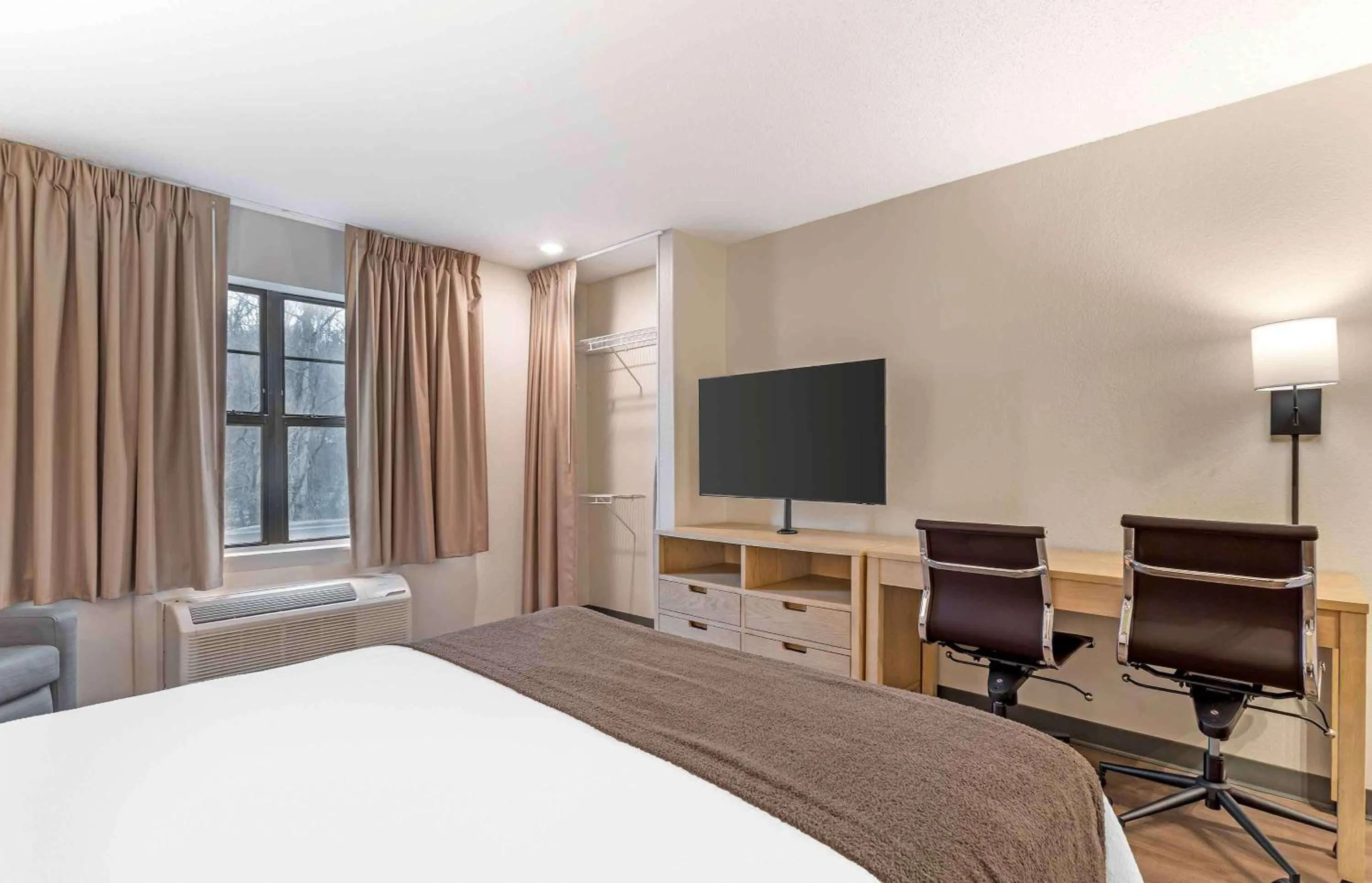 Bedroom, Bed in Extended Stay America Suites - Asheville - Tunnel Rd