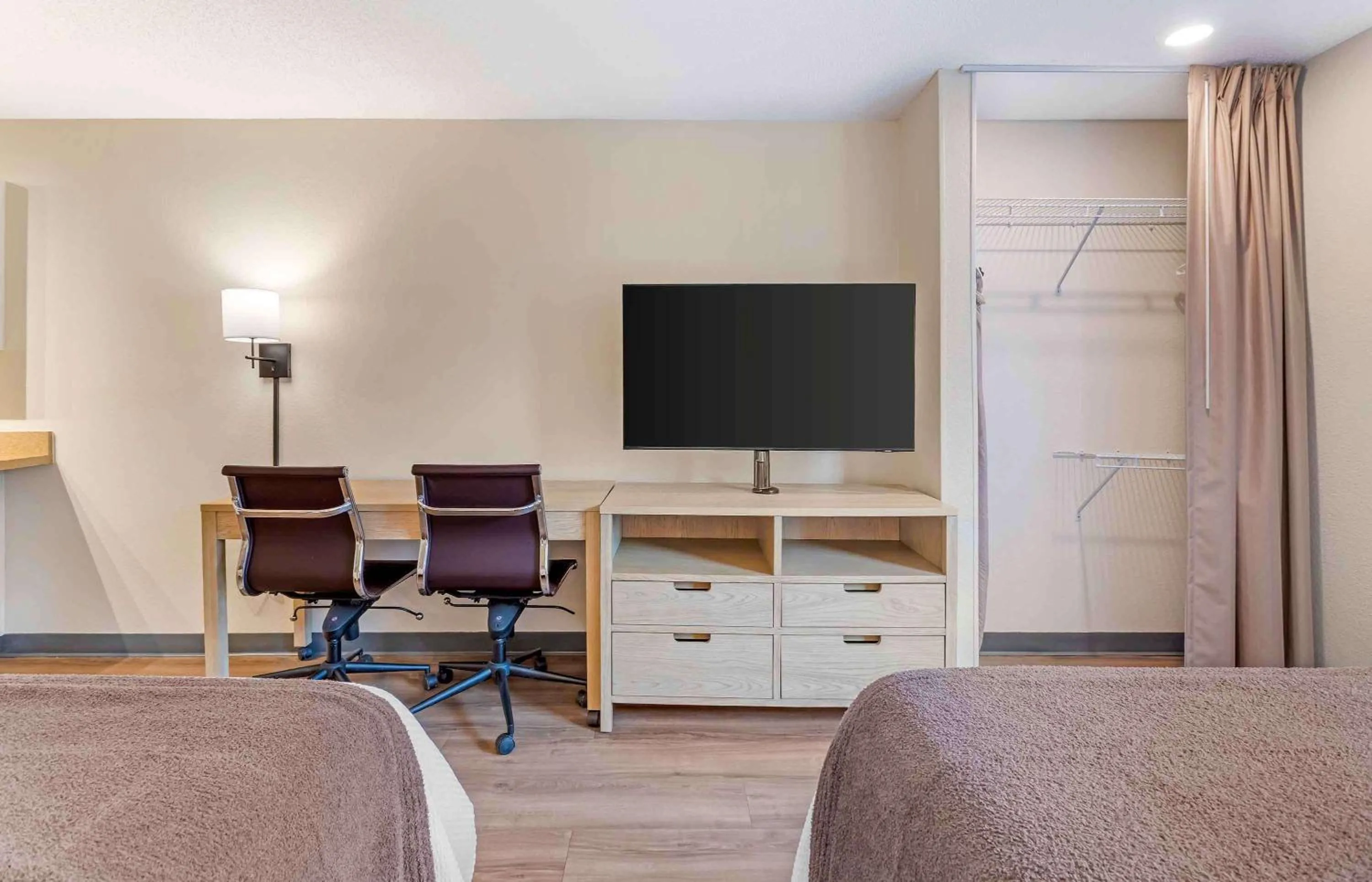 Bedroom in Extended Stay America Suites - Asheville - Tunnel Rd