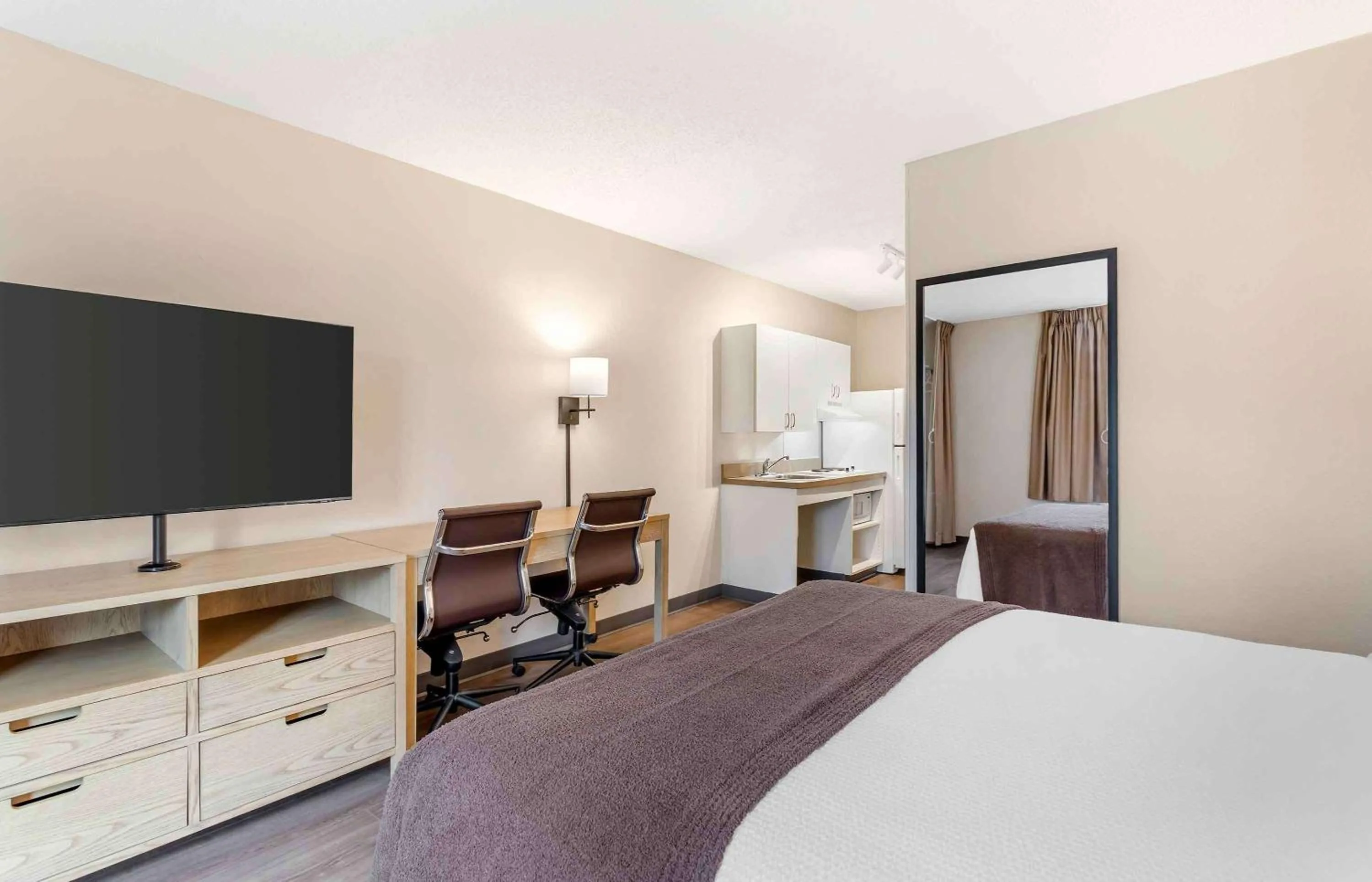 Bedroom, Bed in Extended Stay America Suites - Asheville - Tunnel Rd