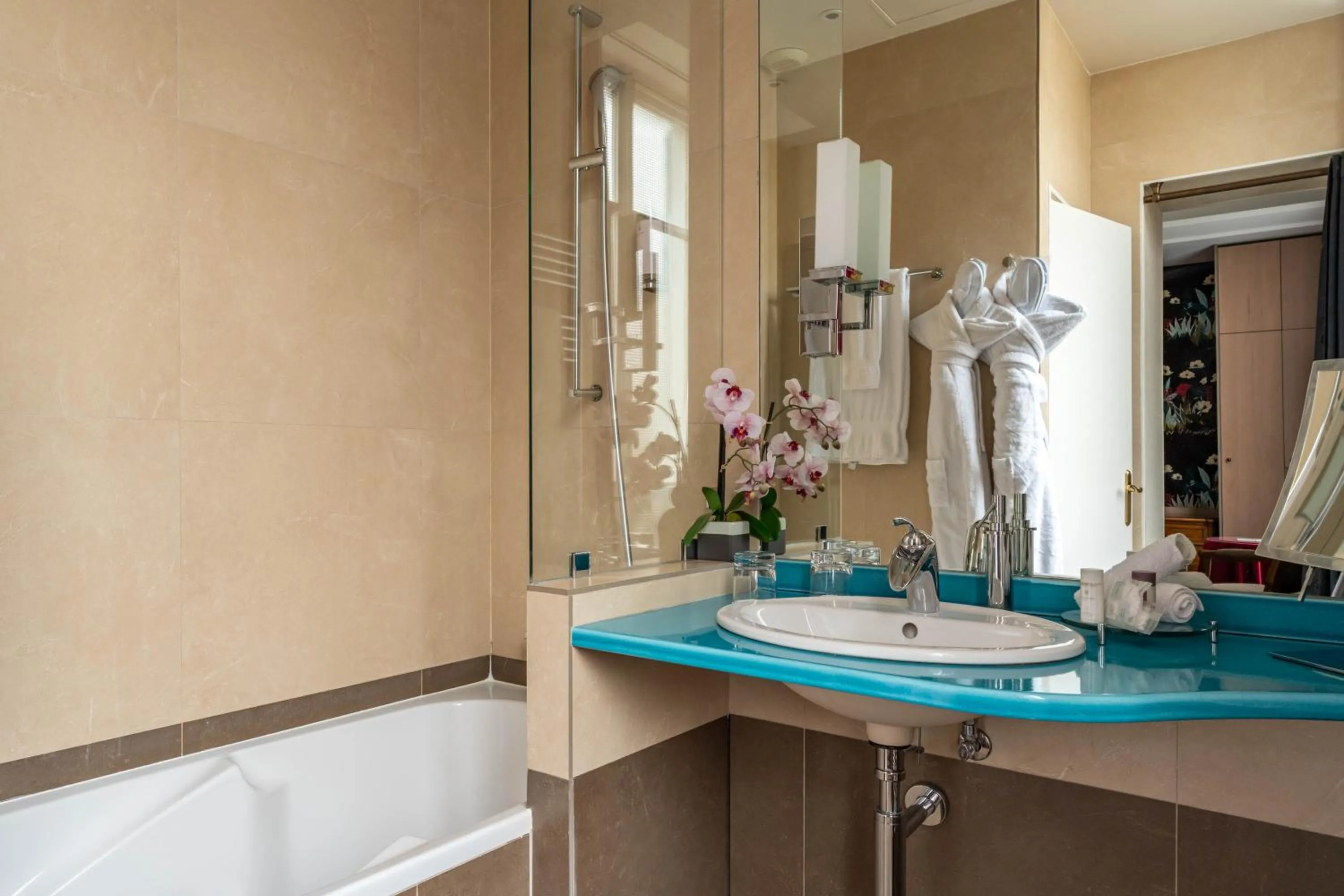 Bathroom in Hôtel Regent's Garden - Astotel