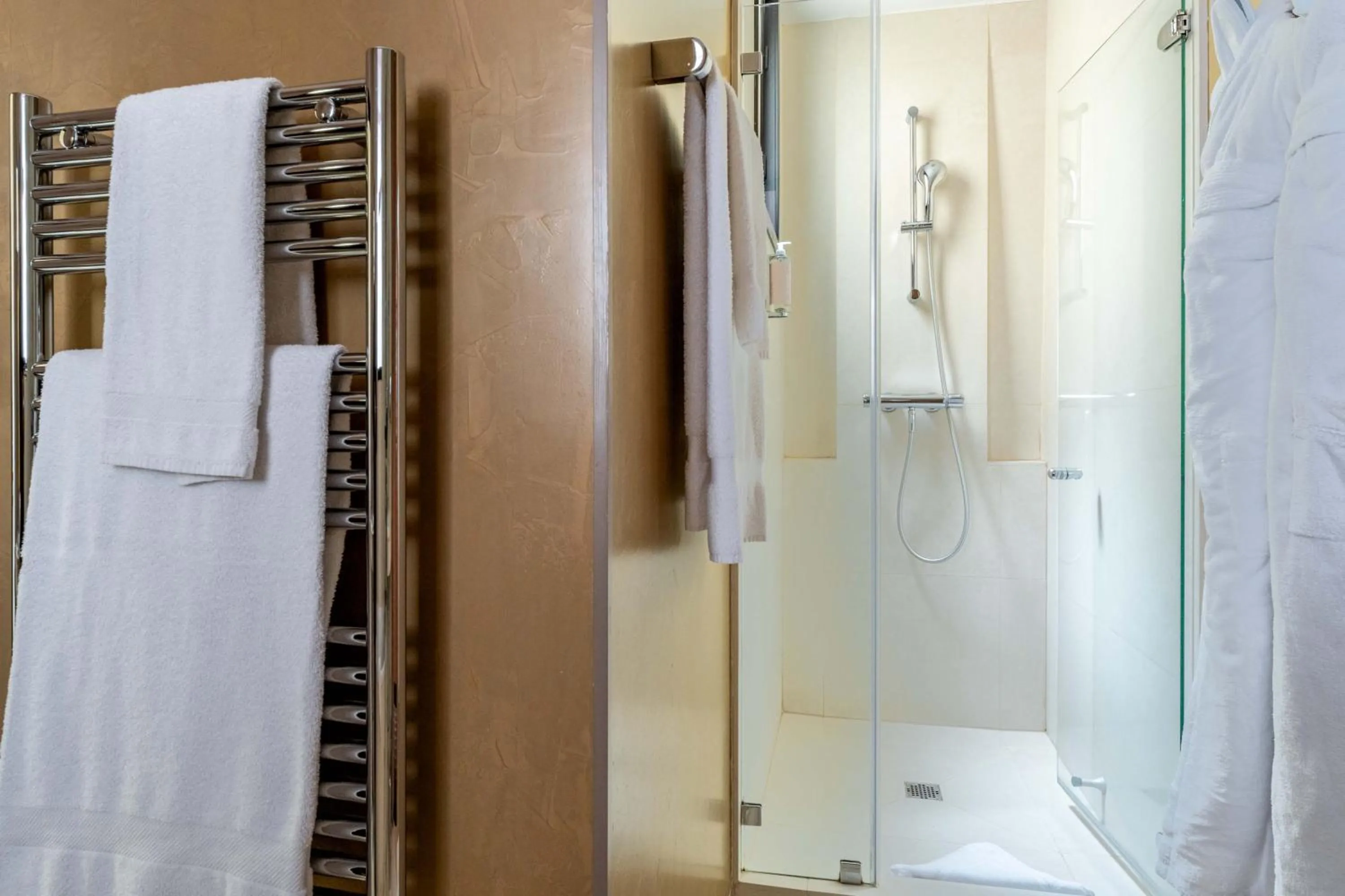 Bathroom in Hôtel Regent's Garden - Astotel