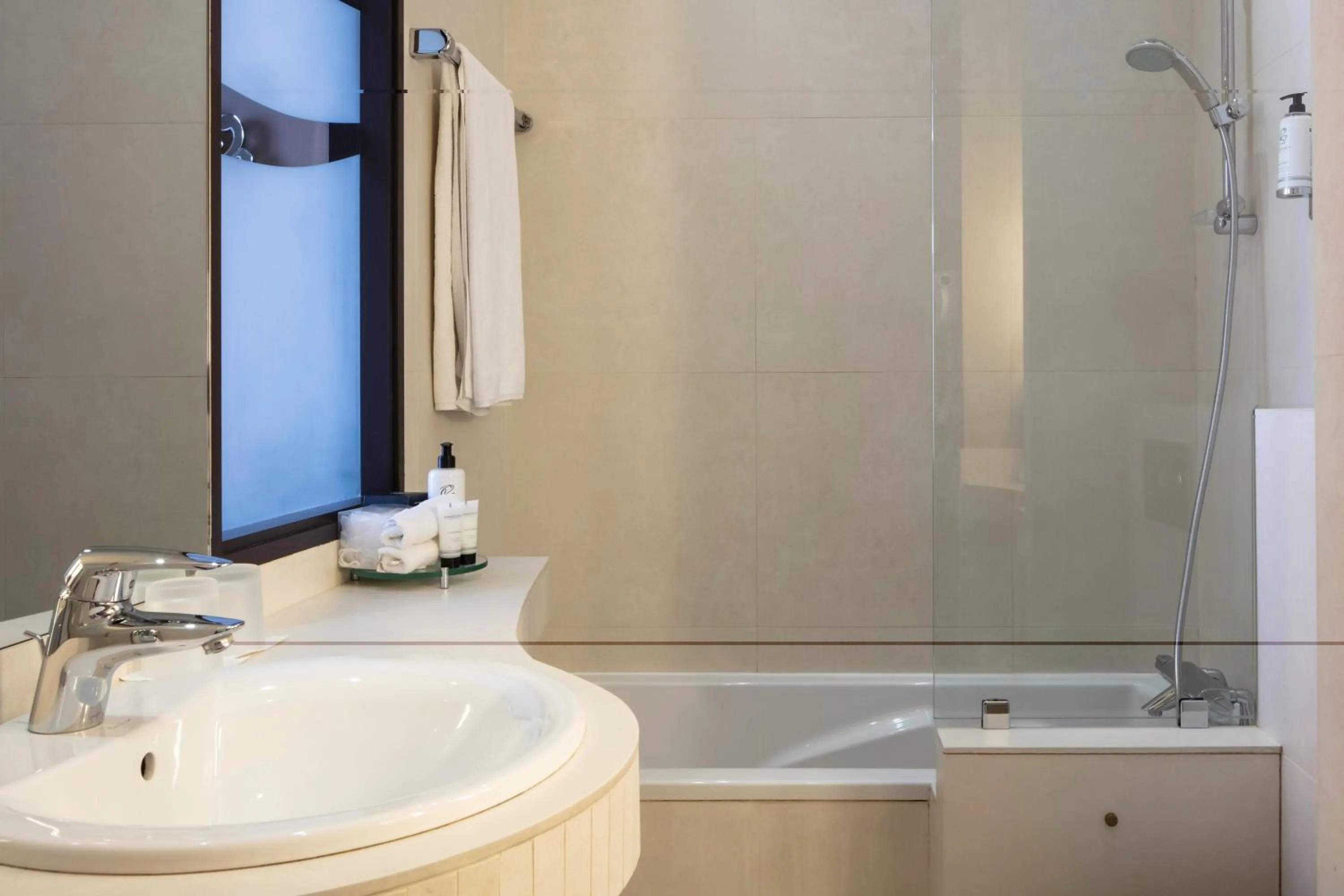 Bathroom in Hôtel Regent's Garden - Astotel