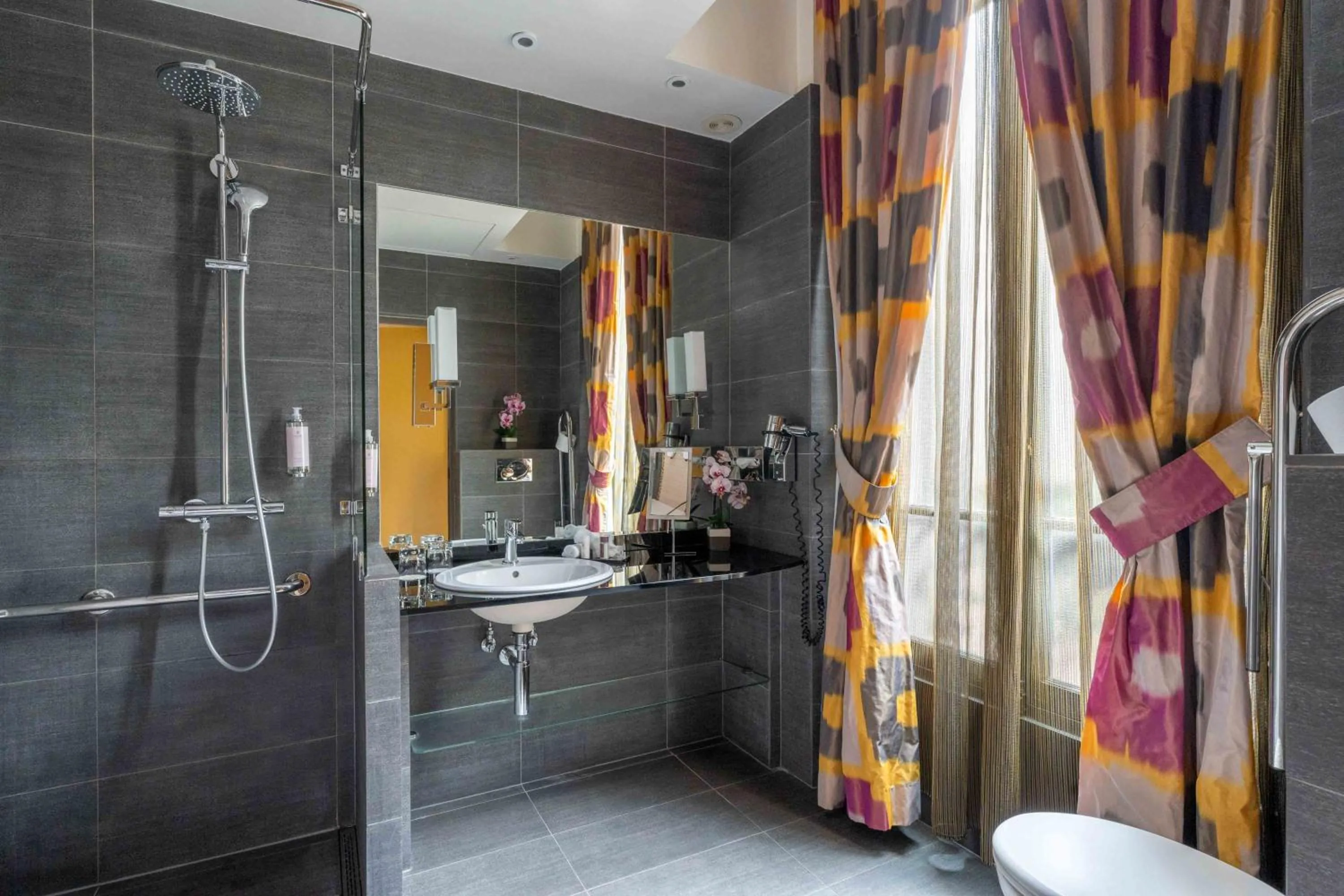 Bathroom in Hôtel Regent's Garden - Astotel