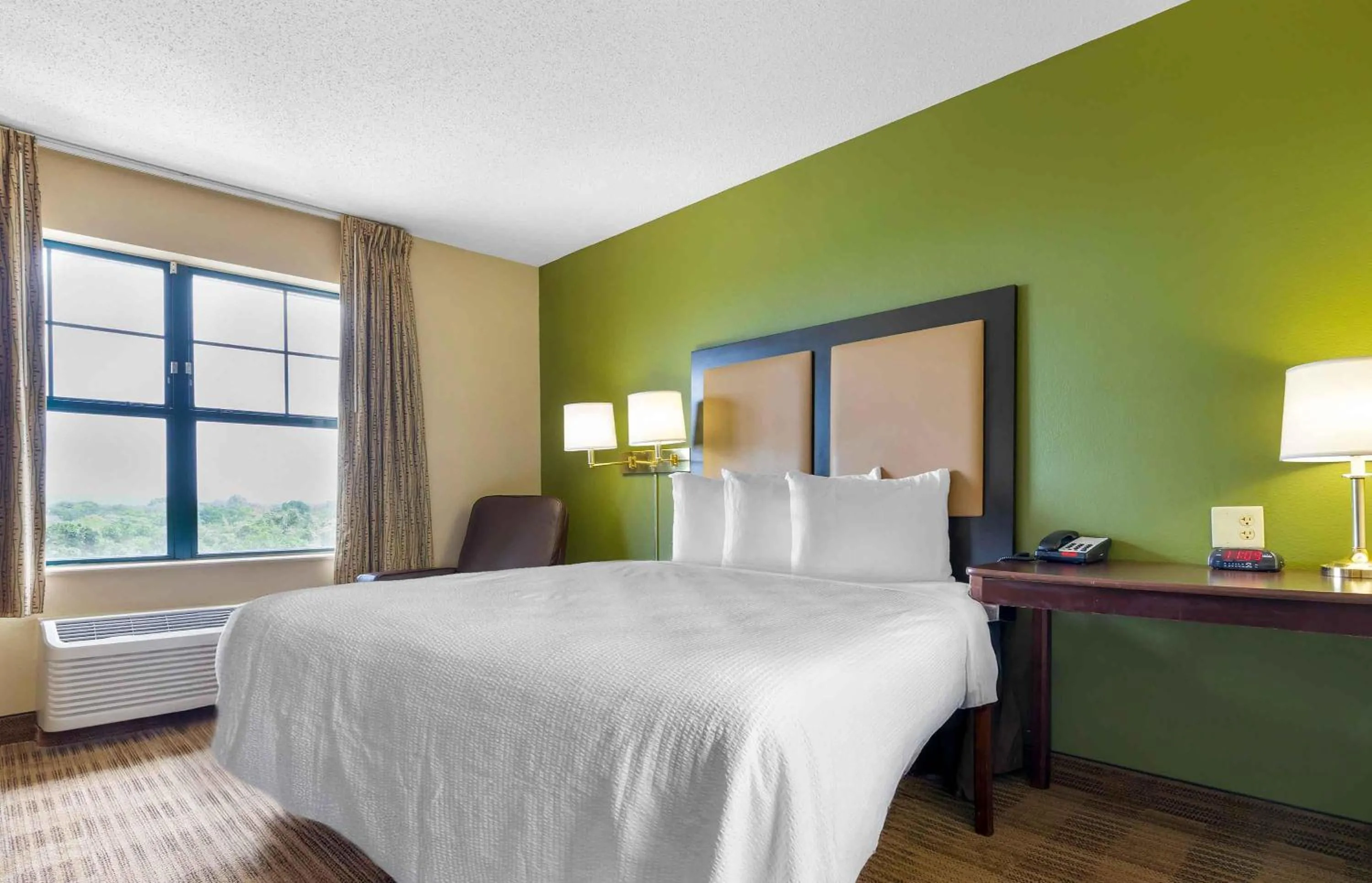Bedroom, Bed in Extended Stay America Suites - Cincinnati - Florence - Turfway Rd