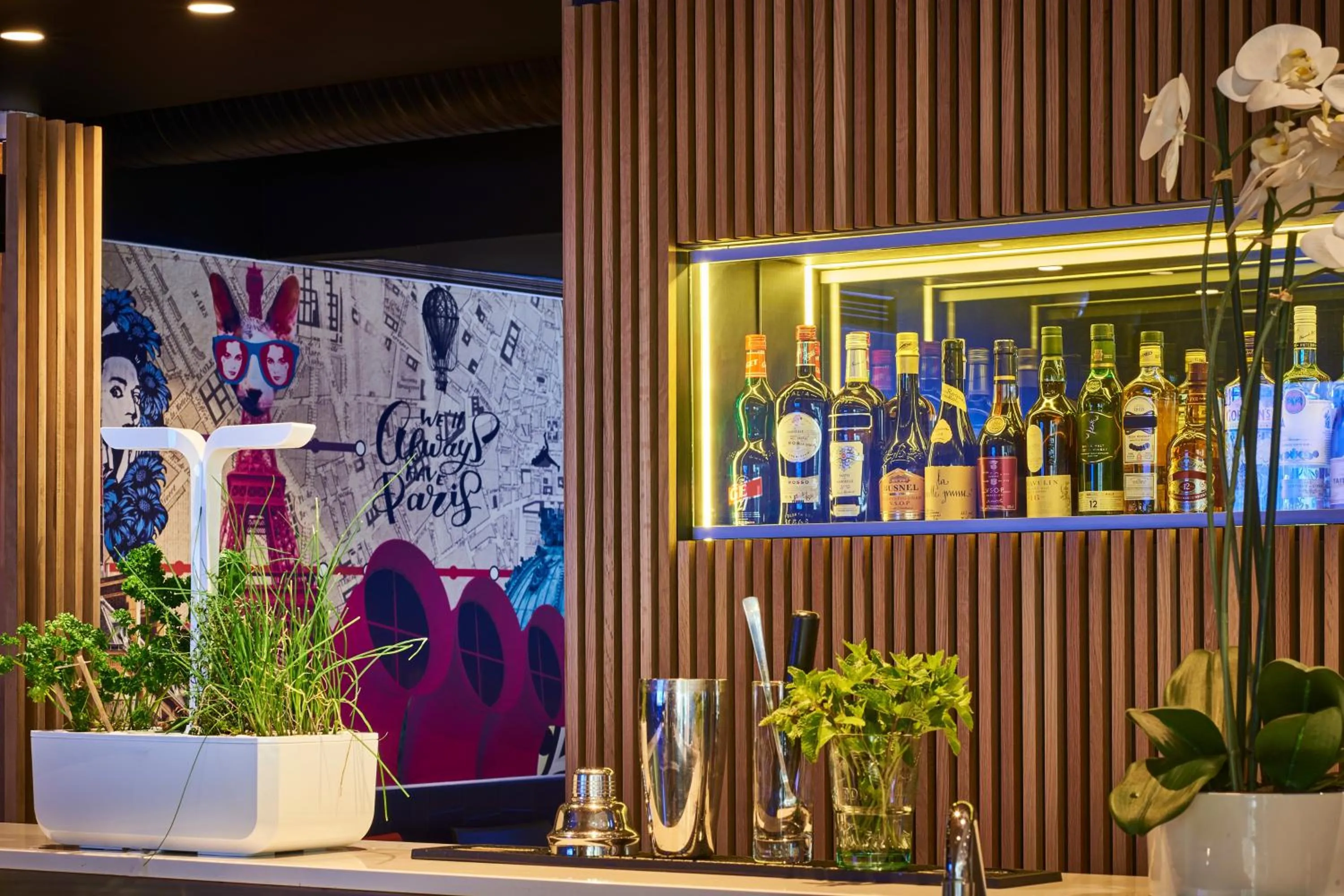 Lounge or bar in CAMPANILE PARIS 12 - Bercy Village