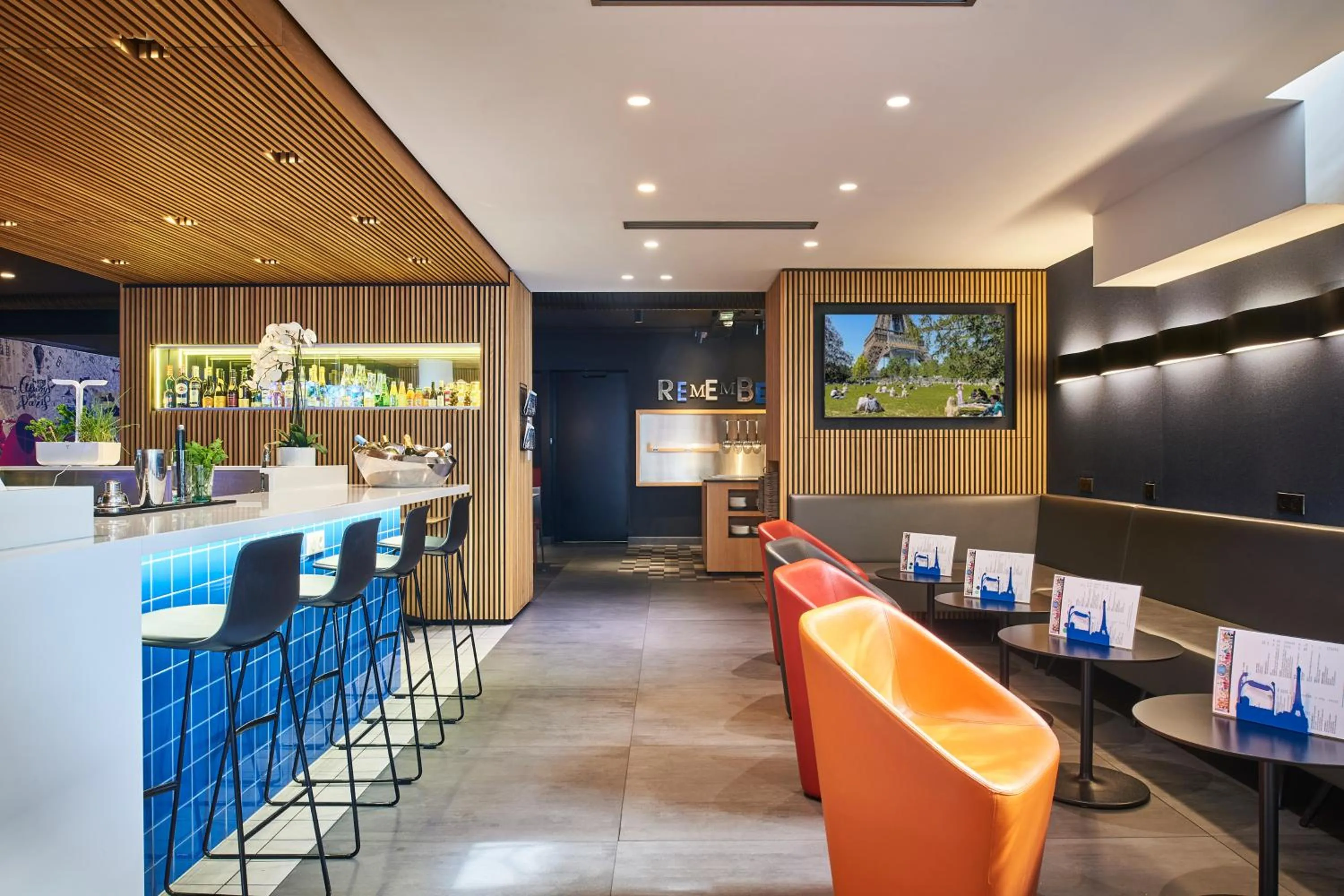 Lounge or bar in CAMPANILE PARIS 12 - Bercy Village