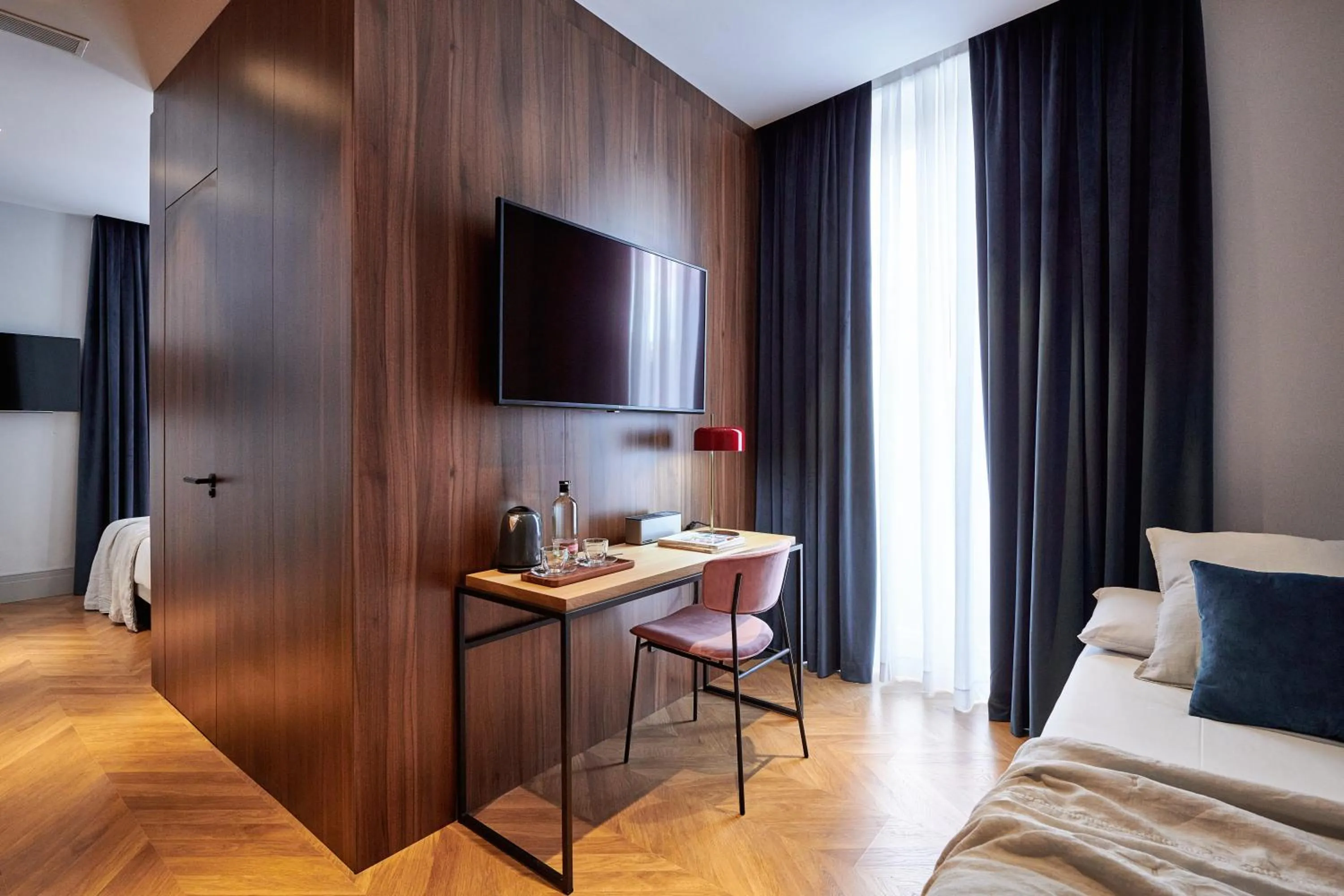 TV and multimedia in Room Mate Helen Berger Boutique