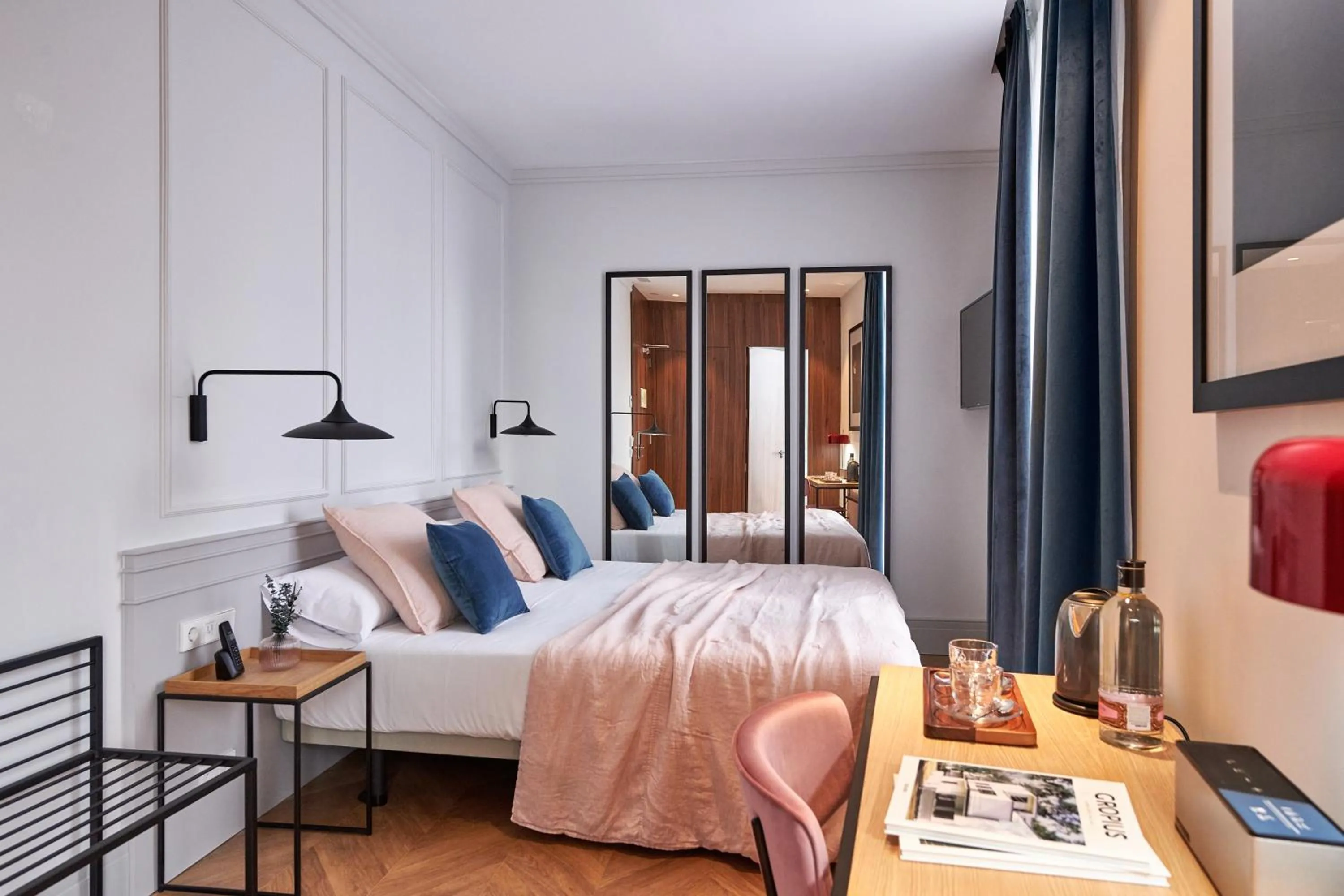 Photo of the whole room, Bed in Room Mate Helen Berger Boutique