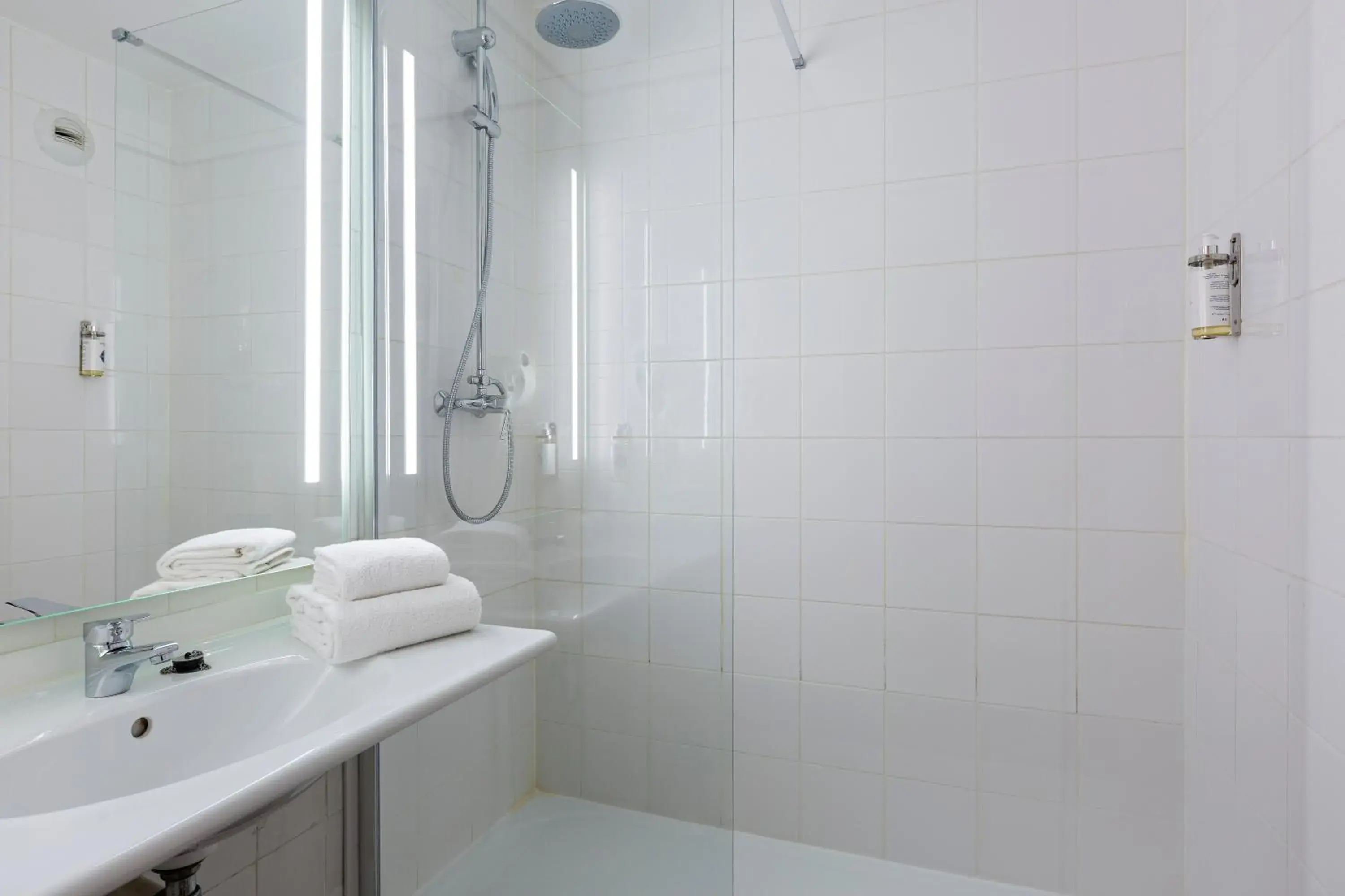 Room with Four Single Beds - Non-Smoking in Comfort Hotel Paris Porte d'Ivry Room with Four Single Beds - Non-Smoking in Comfort Hotel Paris Porte d'Ivry