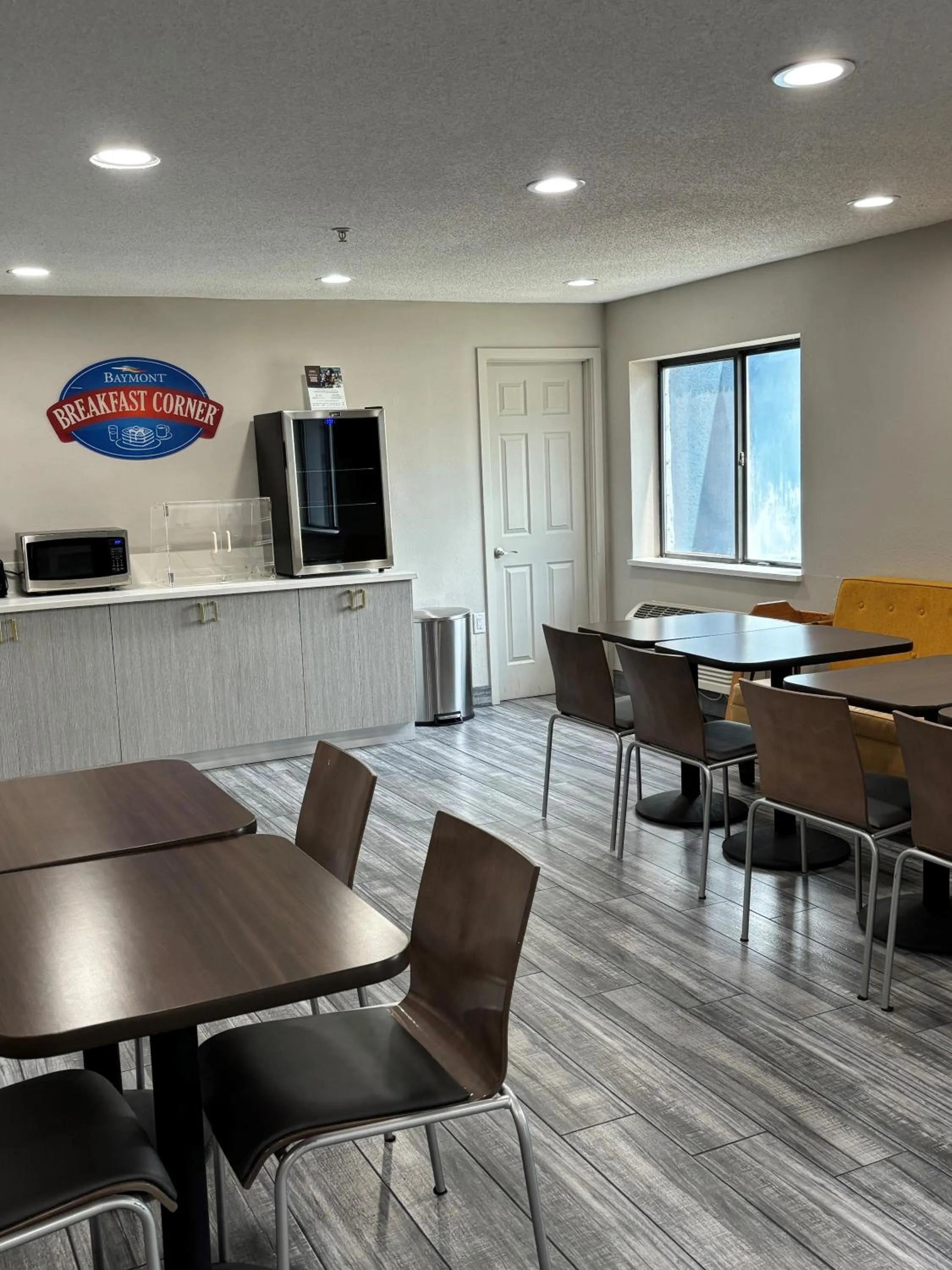 Kitchen or kitchenette in Baymont by Wyndham Davenport