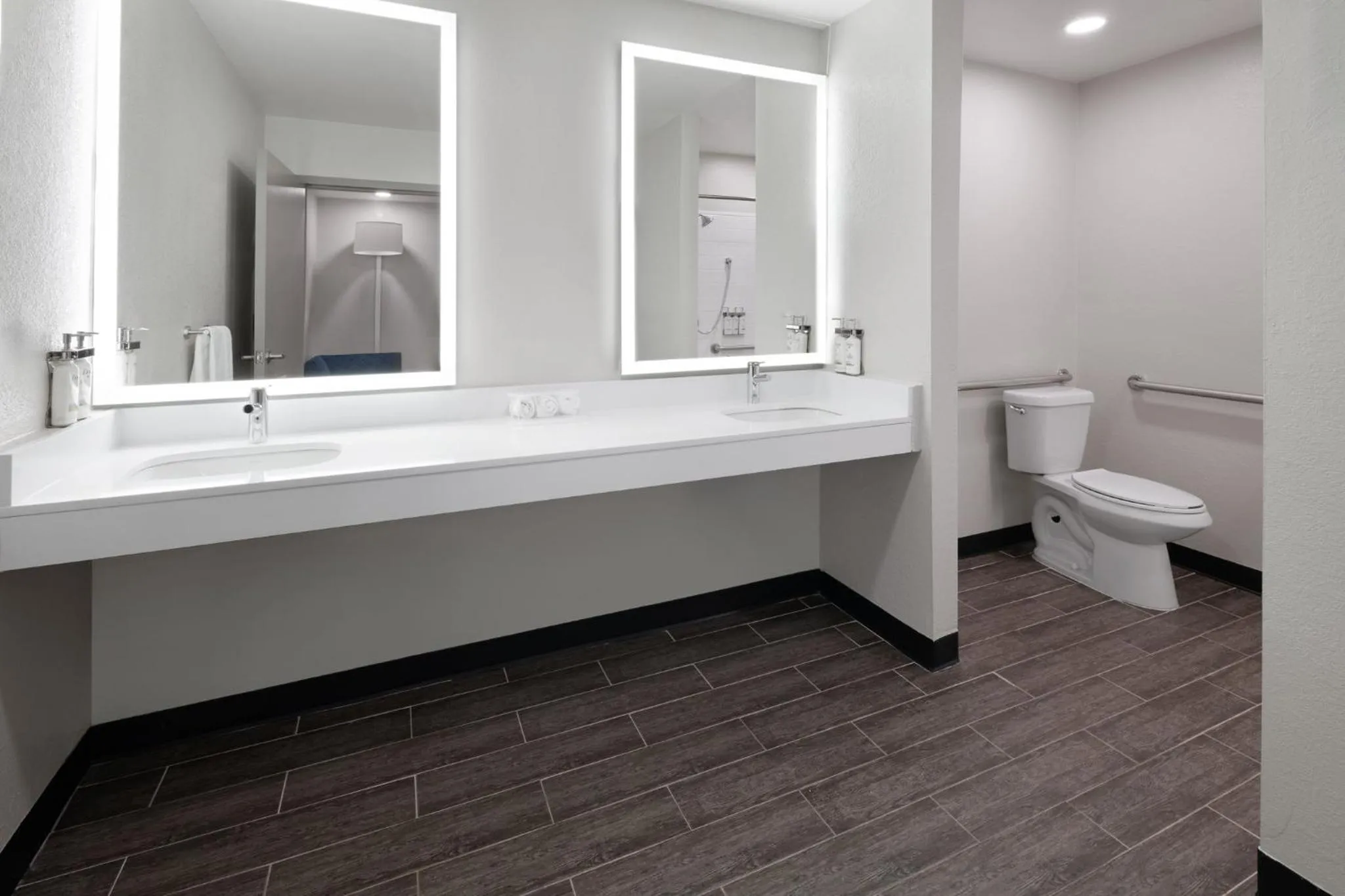 Bedroom in Holiday Inn Express & Suites Wyomissing by IHG