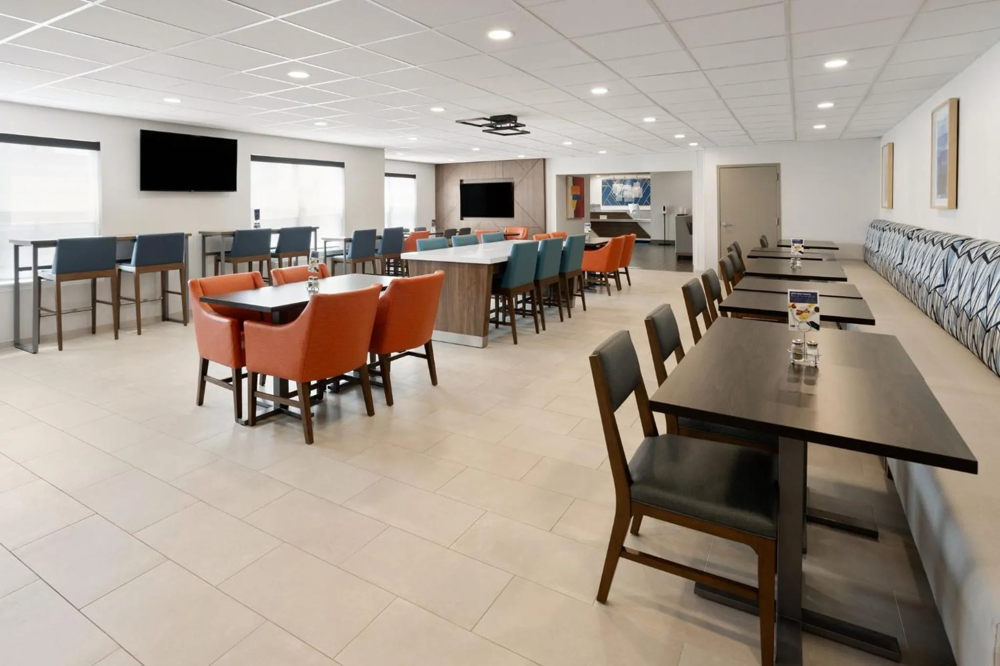 Breakfast in Holiday Inn Express & Suites Wyomissing by IHG