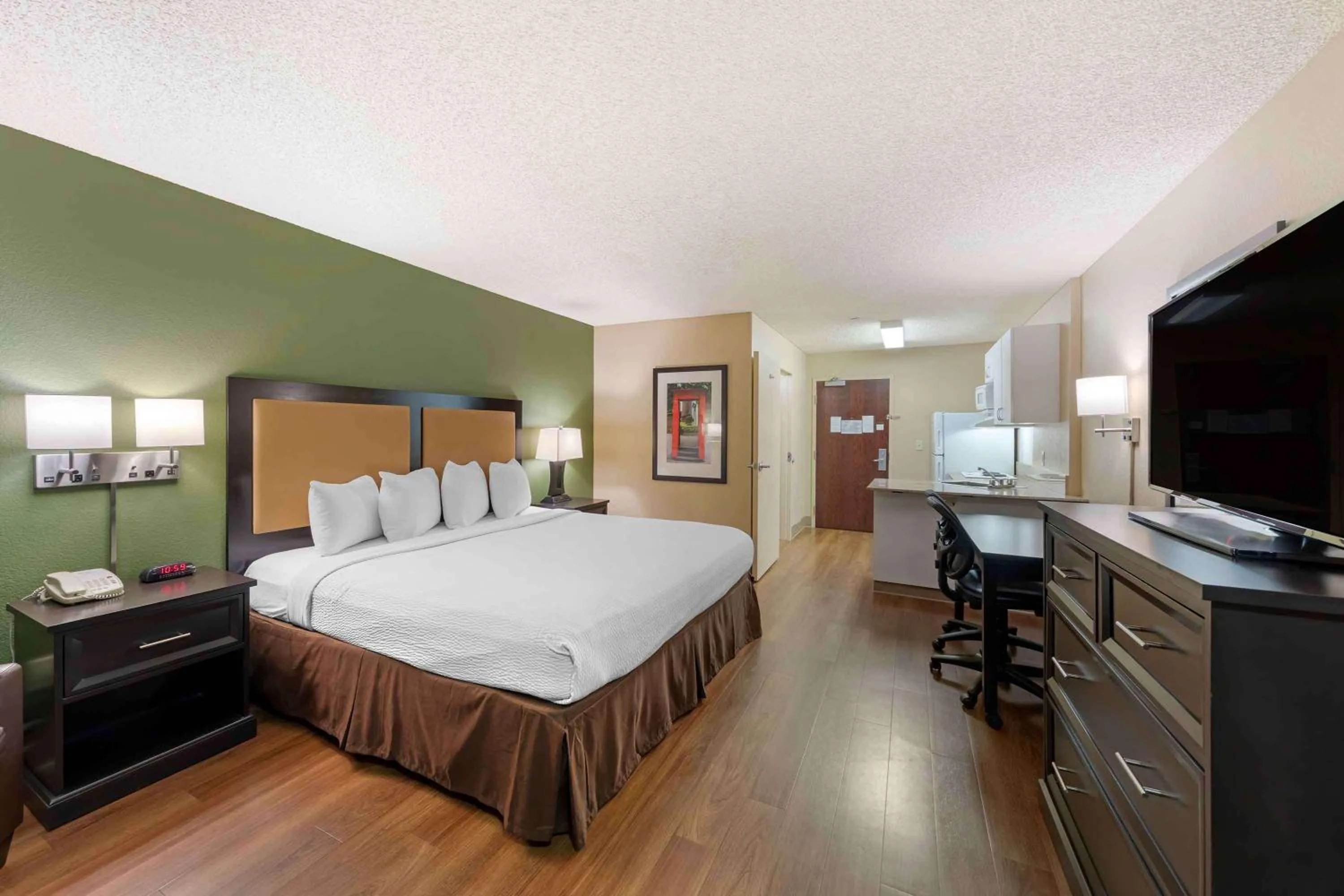 Bedroom, Bed in Extended Stay America Suites - Los Angeles - Chino Valley